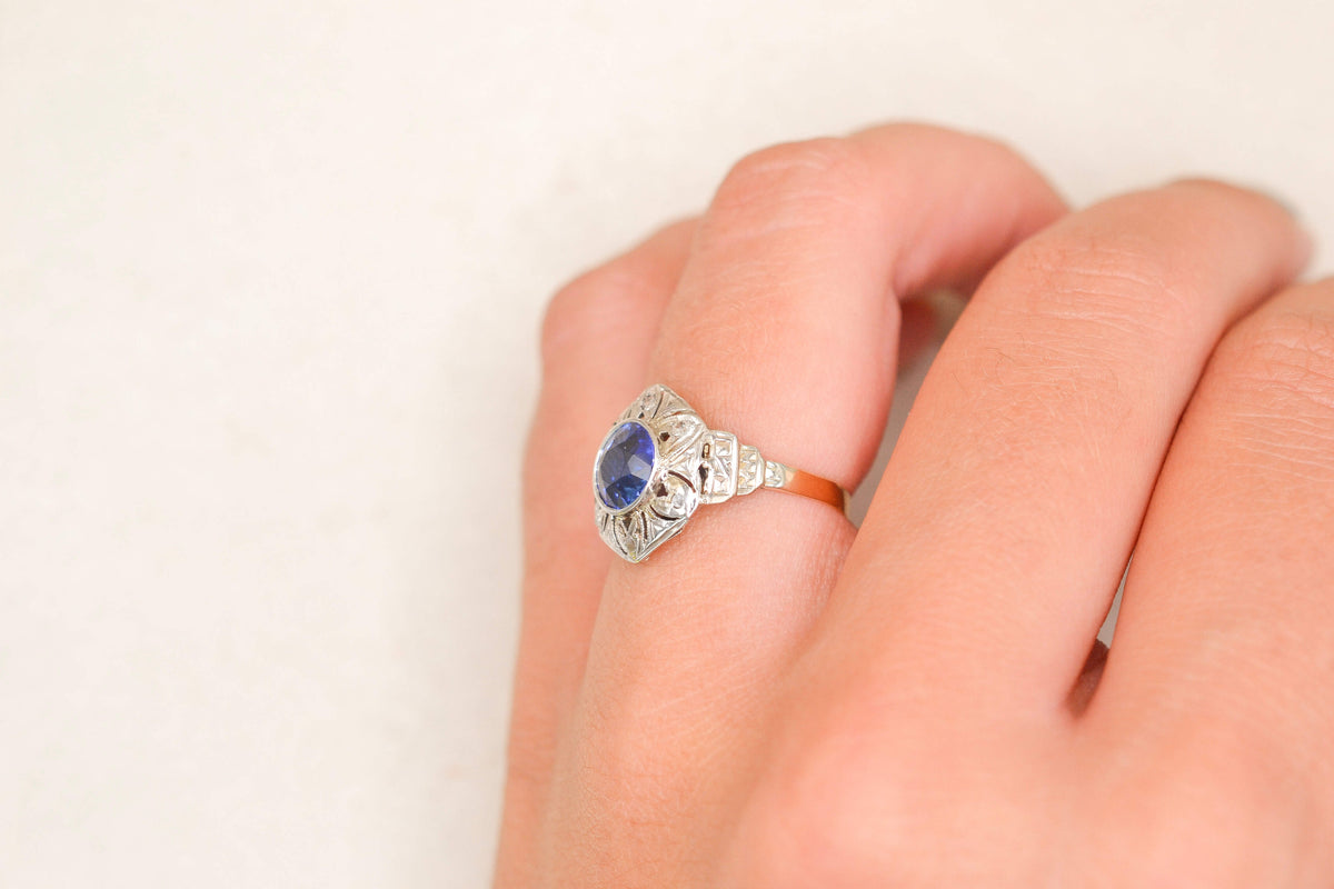 Bague Art Déco Saphir synthétique Diamants