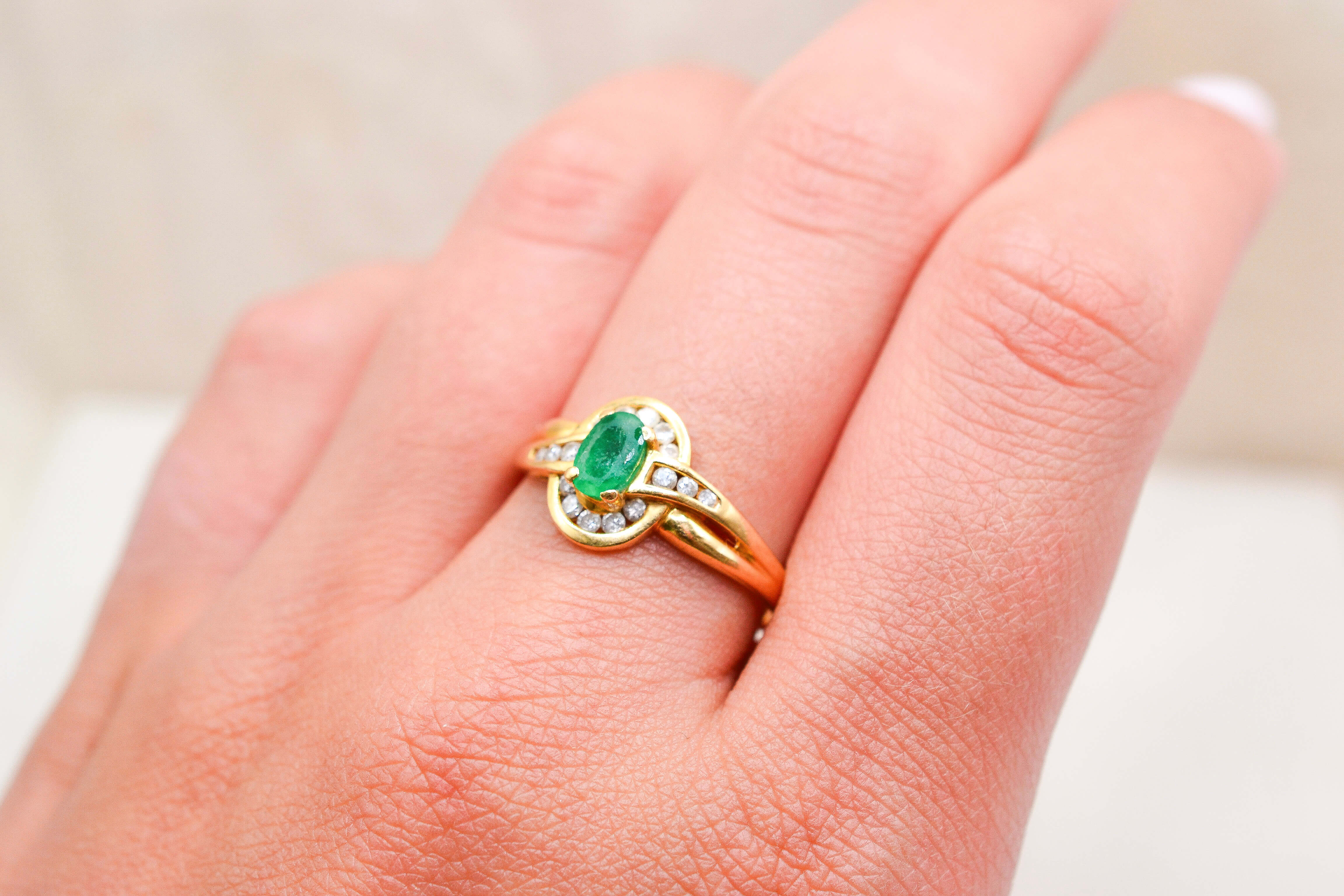 Bague ovale Emeraude et Diamants