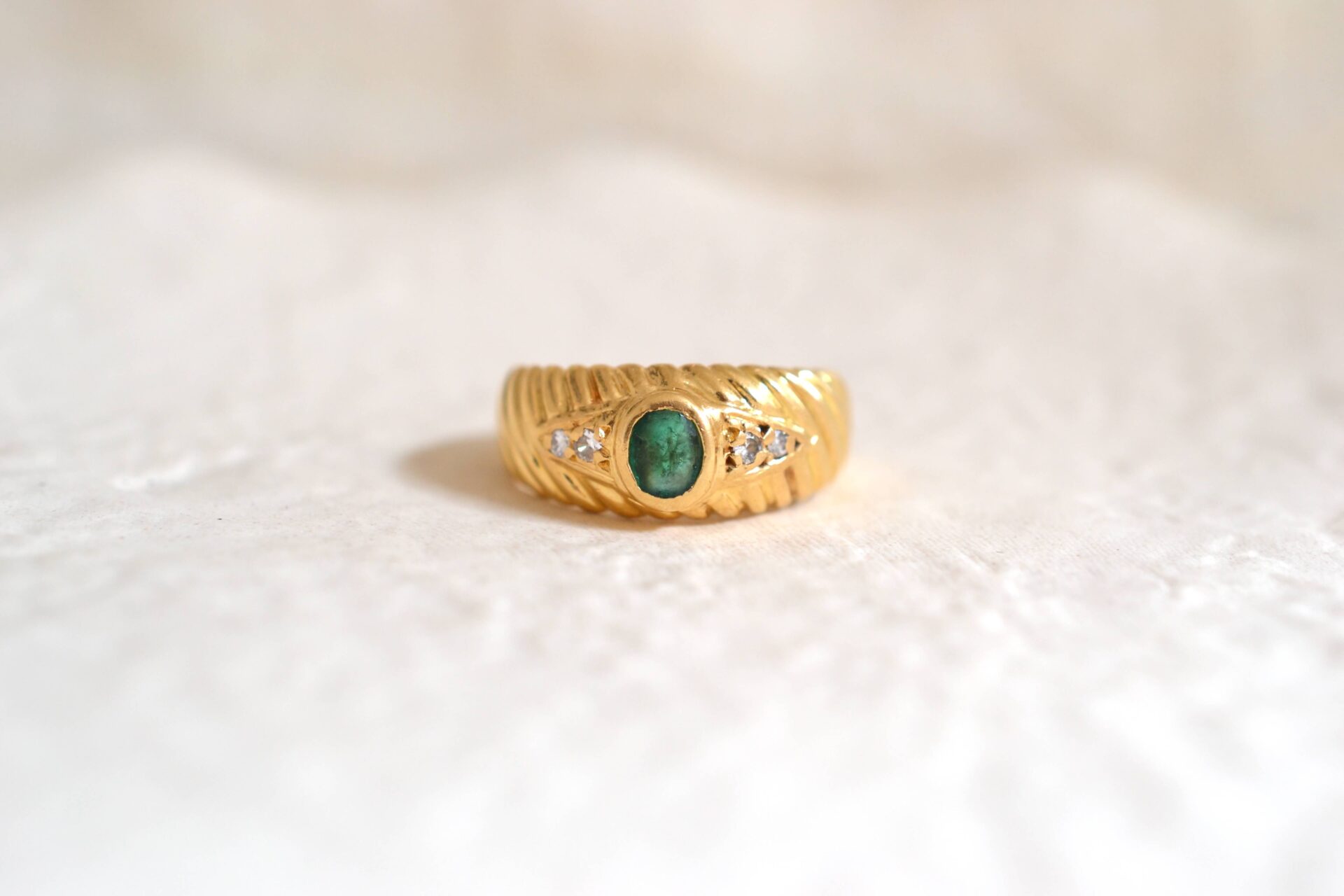 Bague Émeraude Diamants décor godronné