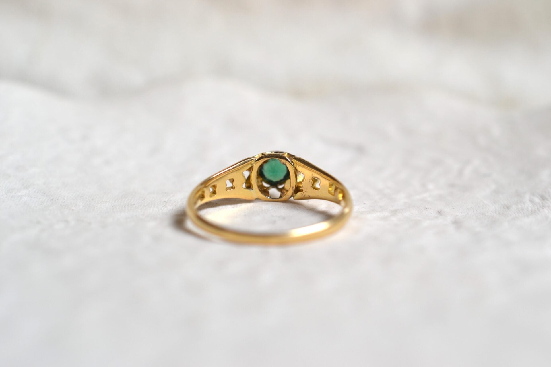 Bague ajourée serti clos Émeraude