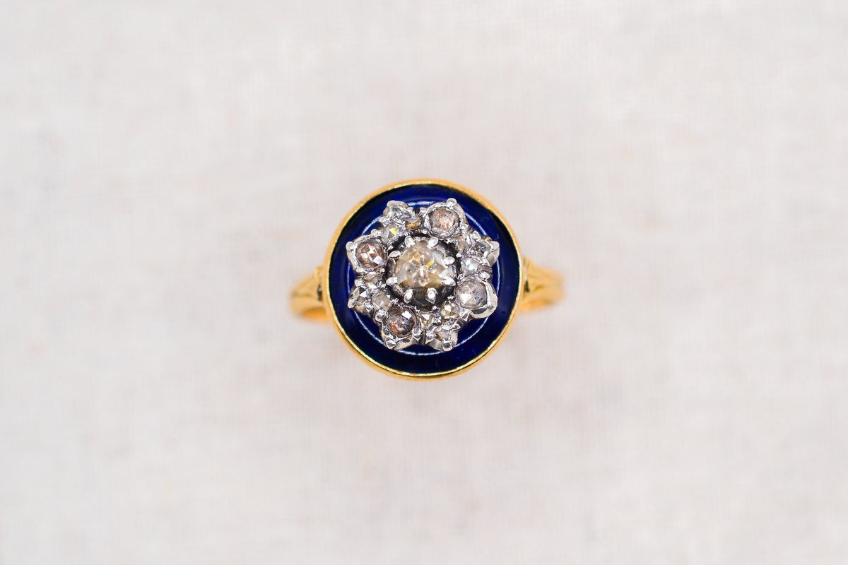 bague-en-or-jaune-ornee-d-une-plaque-d-email-bleue-foncee-surmontee-de-diamants-et-d-oxydes-formant-une-etoile-bague-ancienne