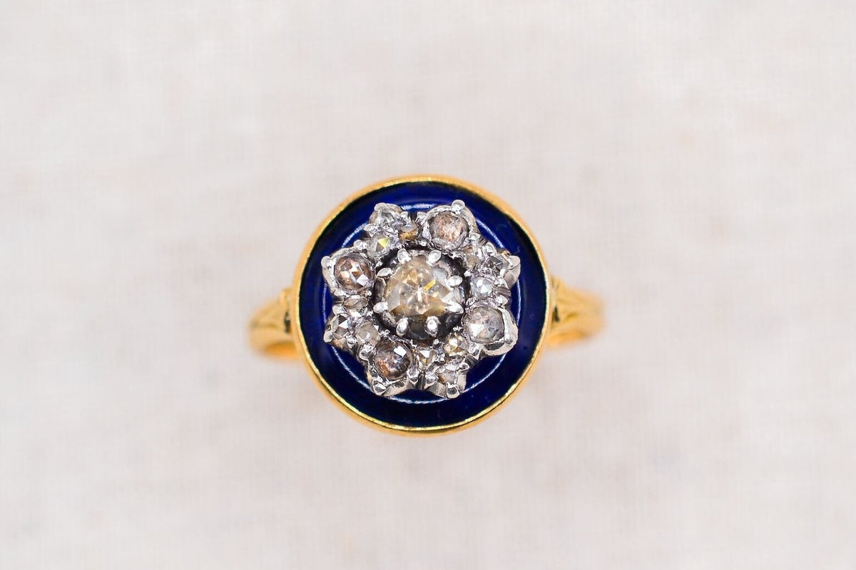 bague-en-or-jaune-ornee-d-une-plaque-d-email-bleue-foncee-surmontee-de-diamants-et-d-oxydes-formant-une-etoile-bague-ancienne