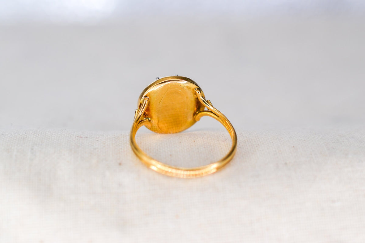 bague-en-or-jaune-ornee-d-une-plaque-d-email-bleue-foncee-surmontee-de-diamants-et-d-oxydes-formant-une-etoile-bague-eco-responsable