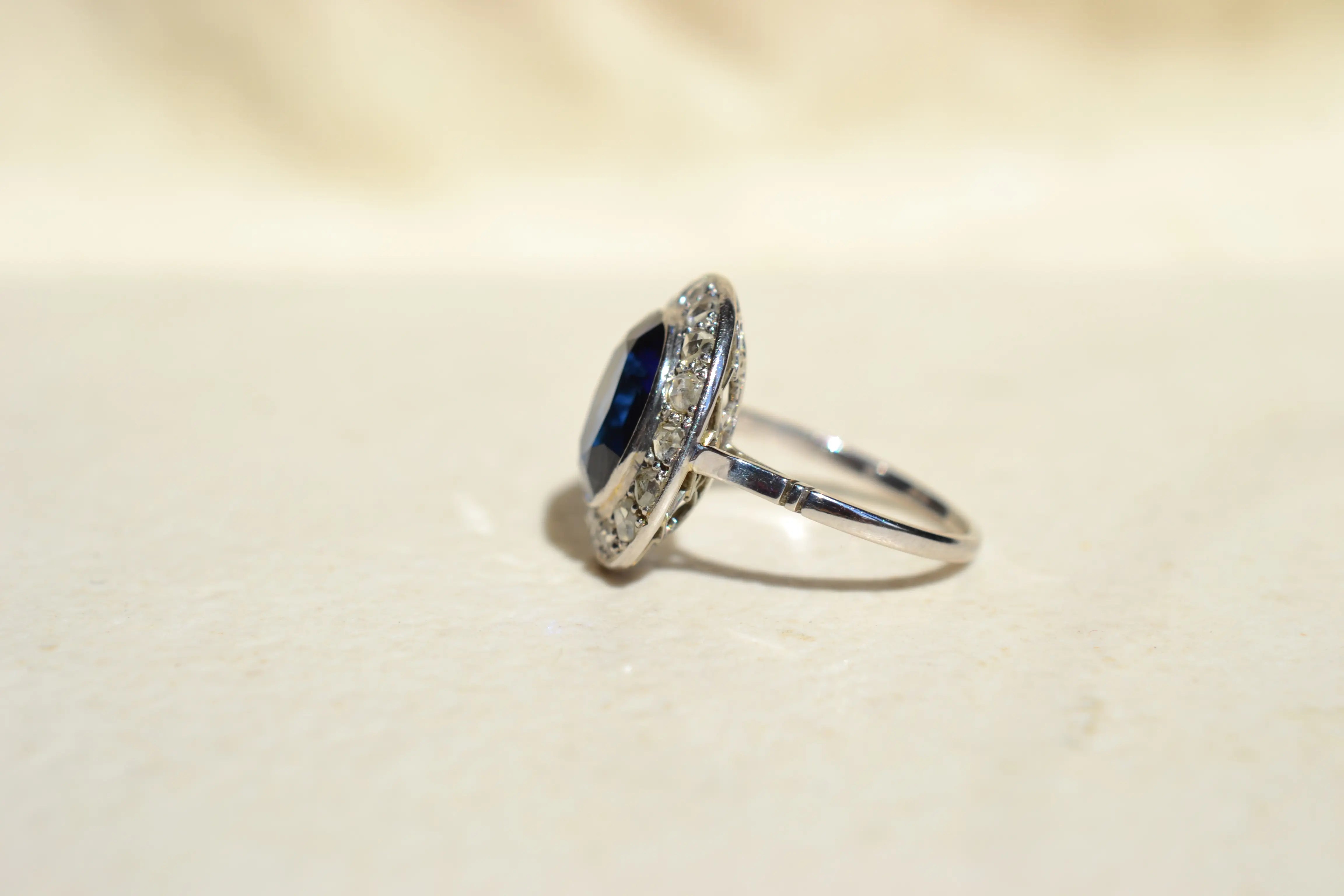 Bague Art Déco Diamants et Saphir Verneuil