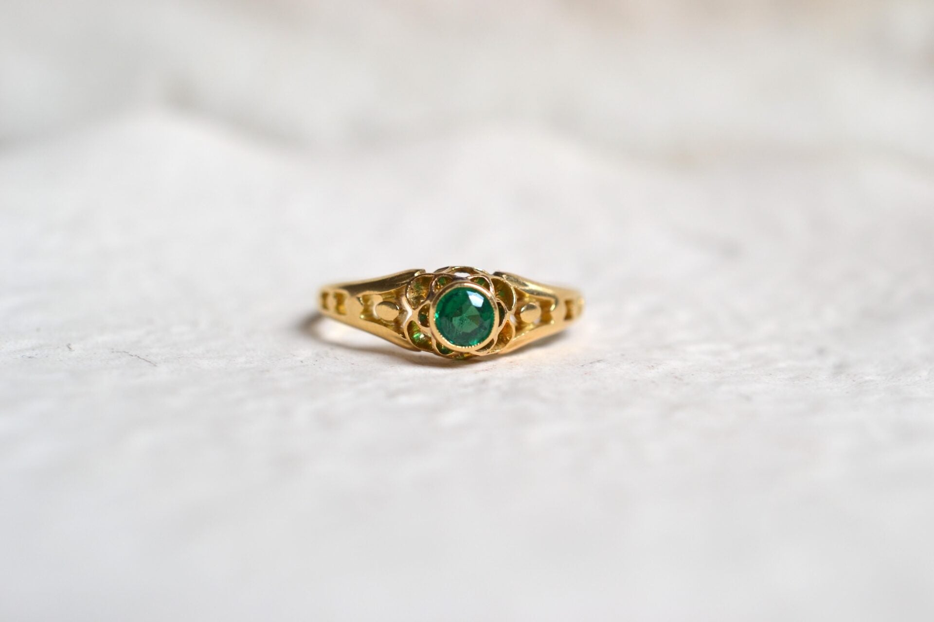 Bague ajourée serti clos Émeraude