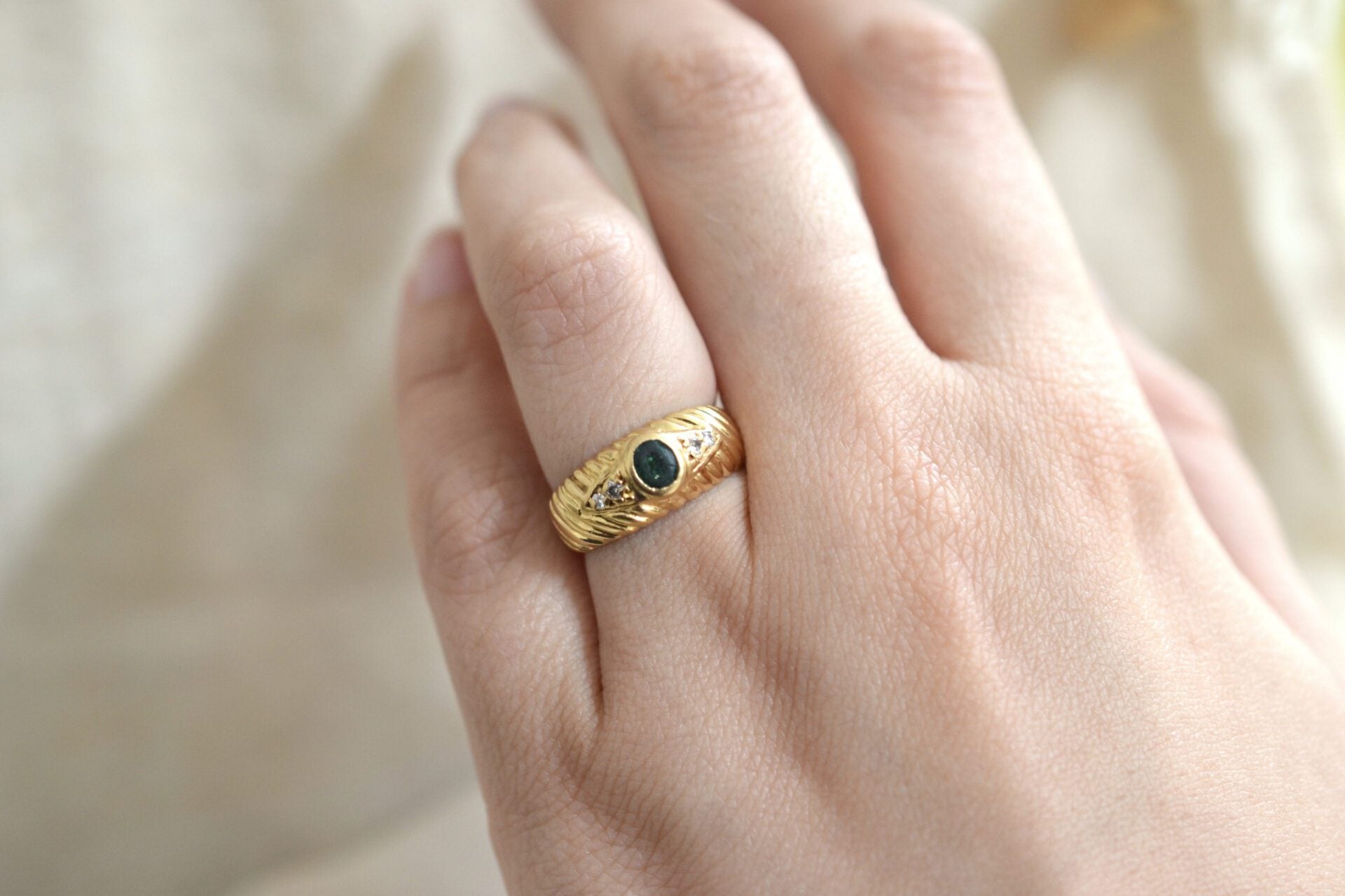 Bague Émeraude Diamants décor godronné