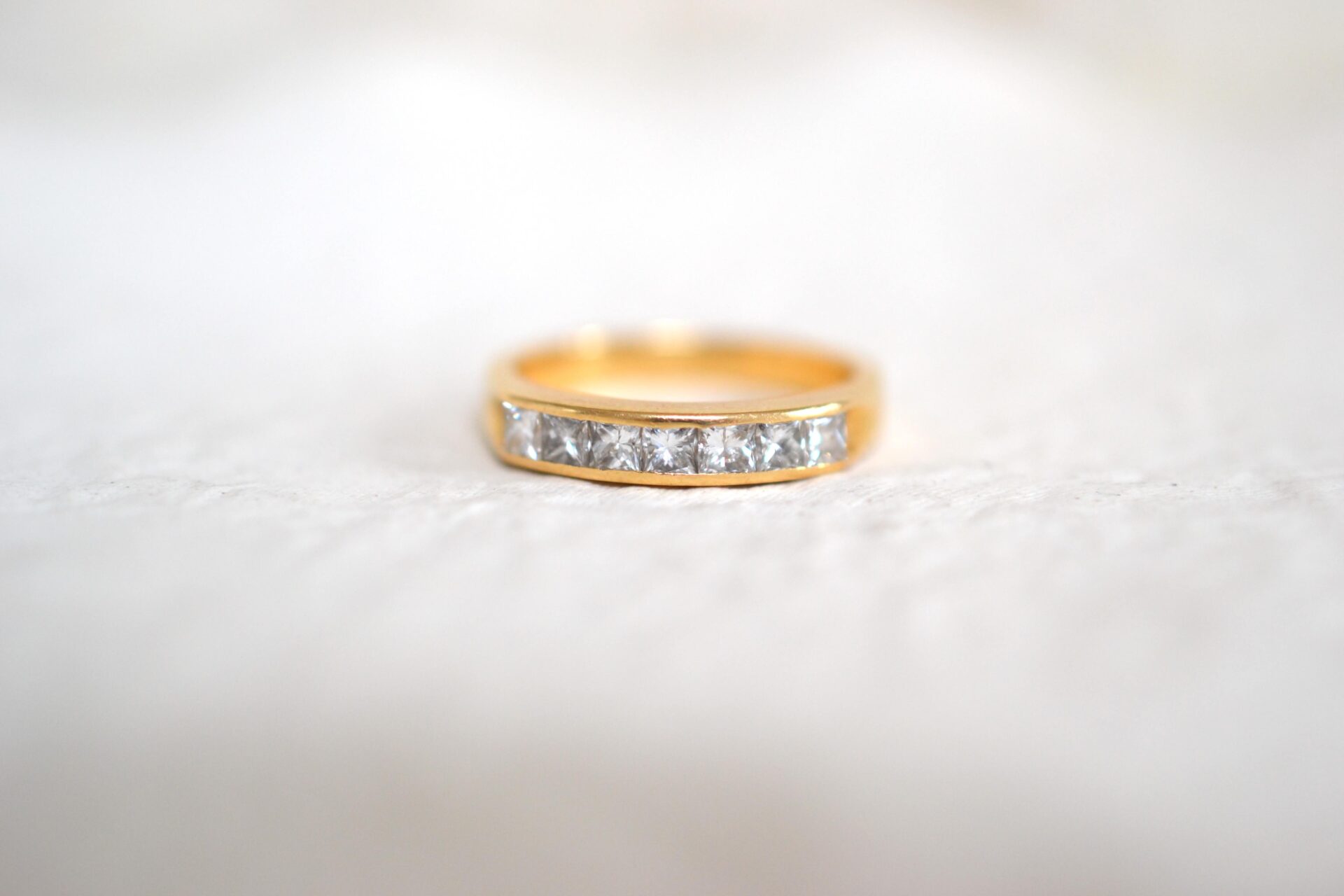 Bague jarretière Diamants sertis clos