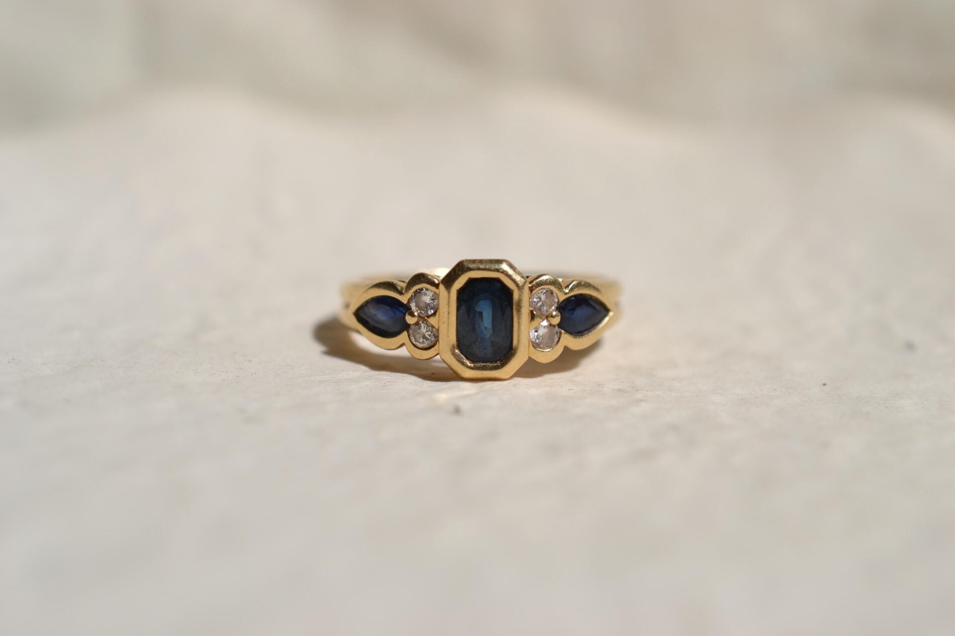 Bague style jarretière Saphir rectangulaire Diamants