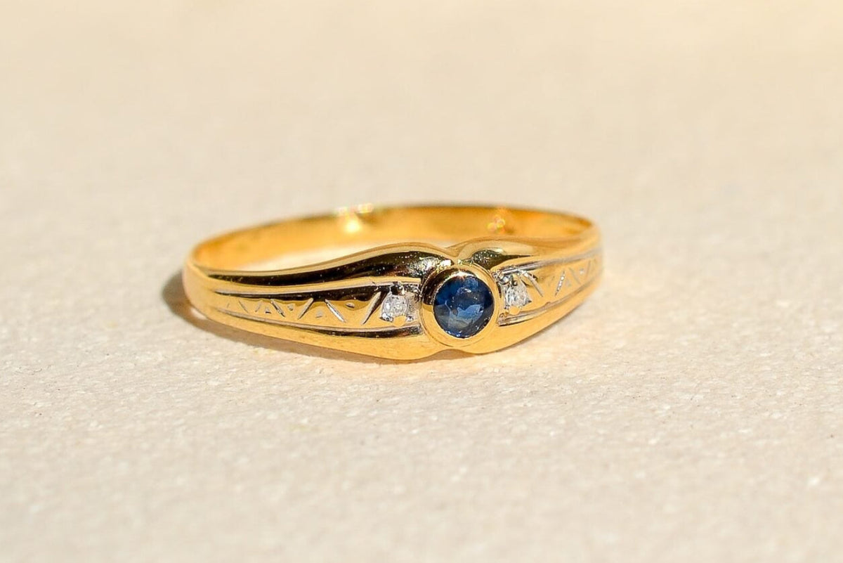 bague-jonc-anglais-en-or-jaune-ornee-d-un-saphir-epaule-de-deux-diamants-bague-ancienne