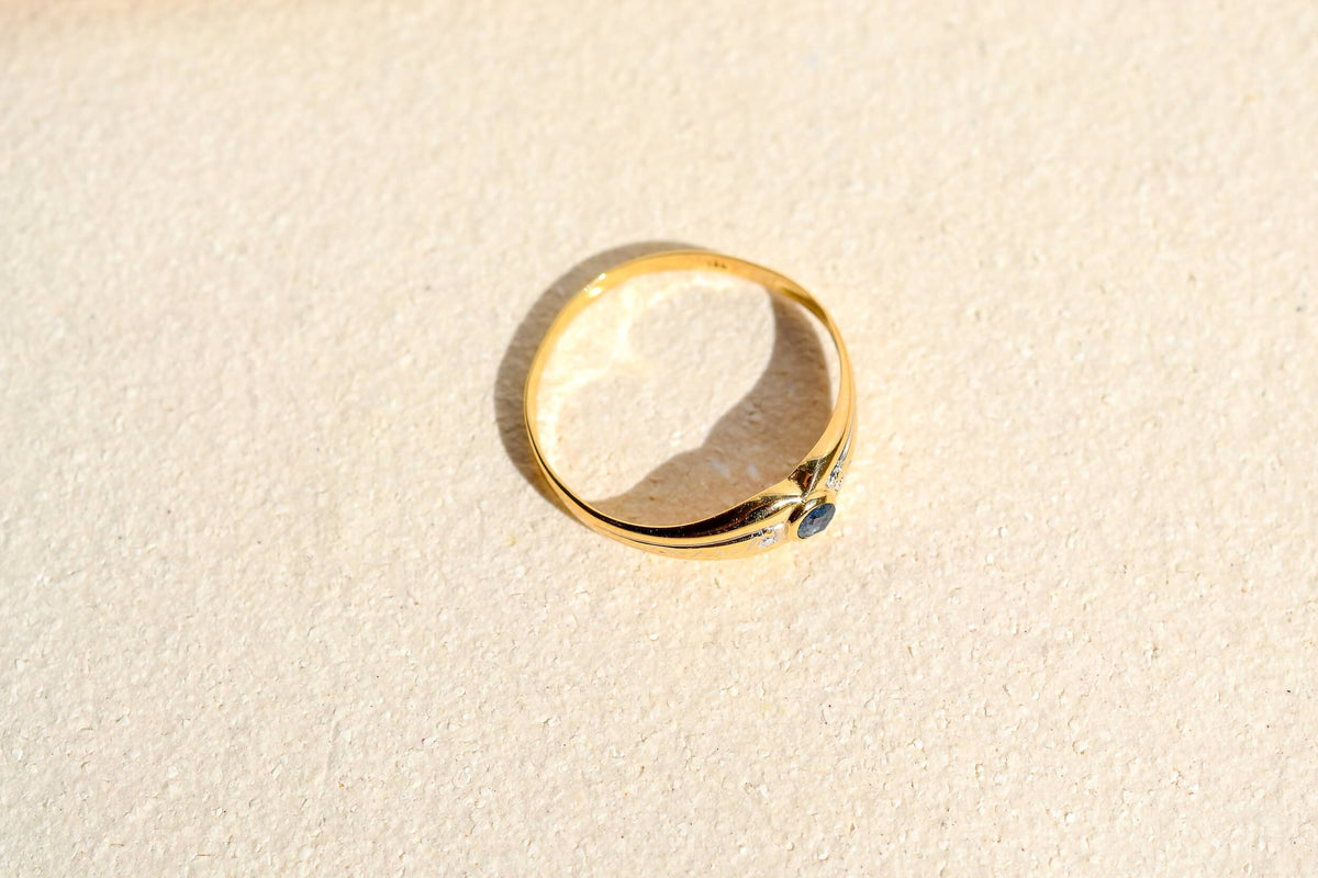 bague-jonc-anglais-en-or-jaune-ornee-d-un-saphir-epaule-de-deux-diamants-bague-femme