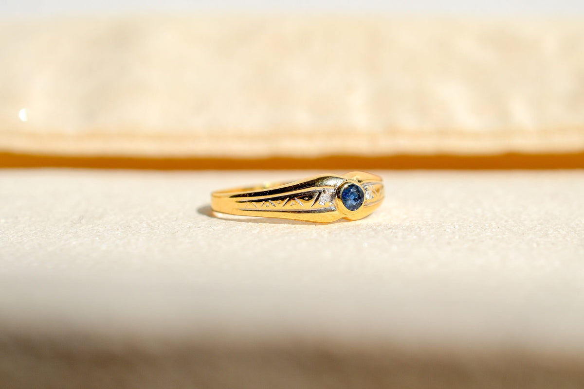 bague-jonc-anglais-en-or-jaune-ornee-d-un-saphir-epaule-de-deux-diamants-bague-vintage