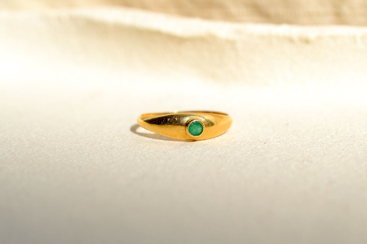 bague-jonc-anglais-en-or-jaune-ornee-d-une-emeraude-bague-ancienne