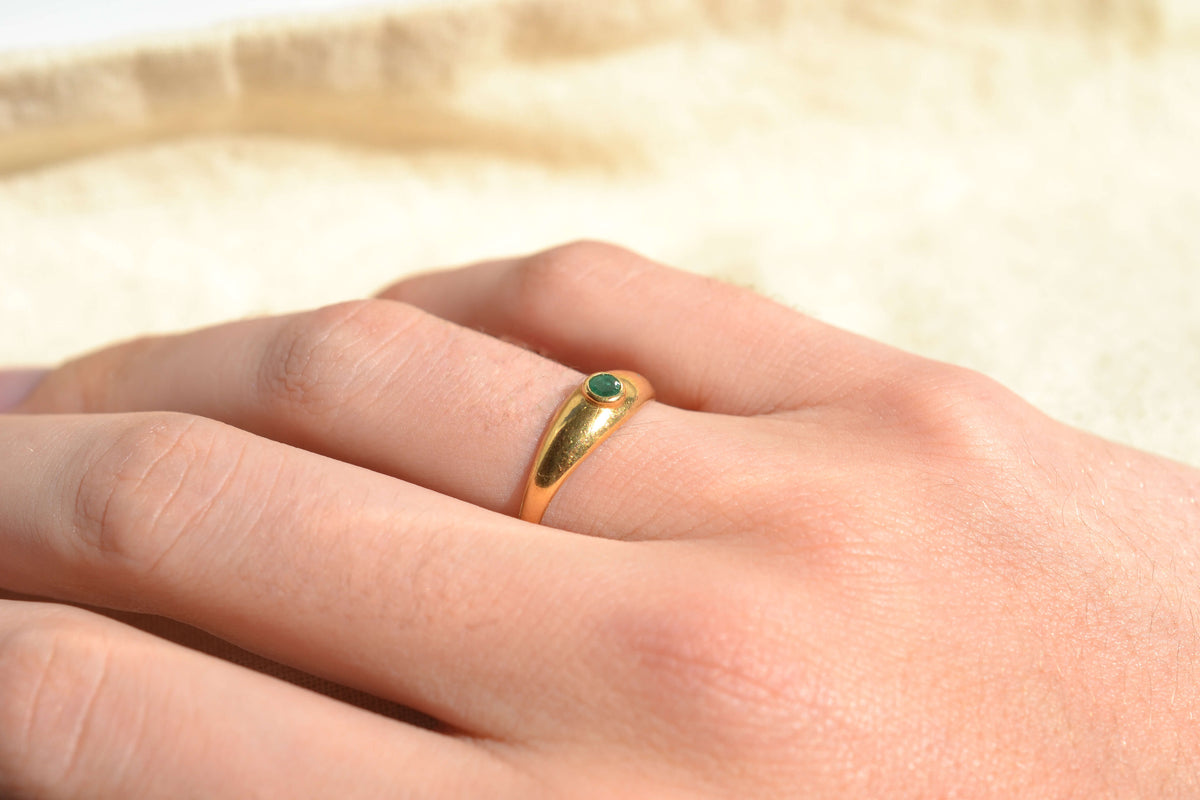 bague-jonc-anglais-en-or-jaune-ornee-d-une-emeraude-bague-cadeau-femme