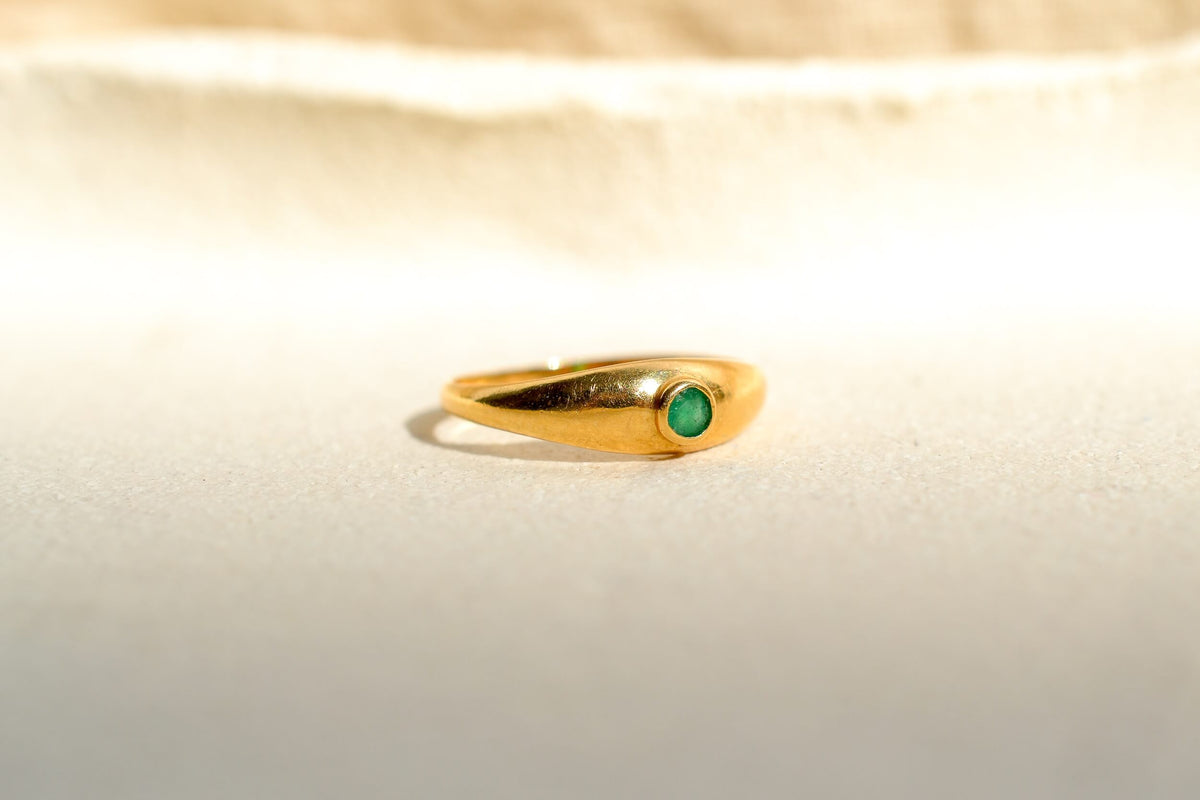 bague-jonc-anglais-en-or-jaune-ornee-d-une-emeraude-bague-femme