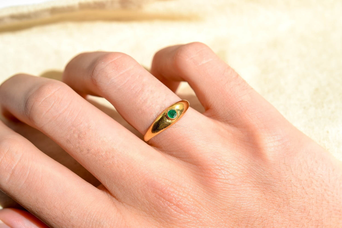 bague-jonc-anglais-en-or-jaune-ornee-d-une-emeraude-bague-responsable