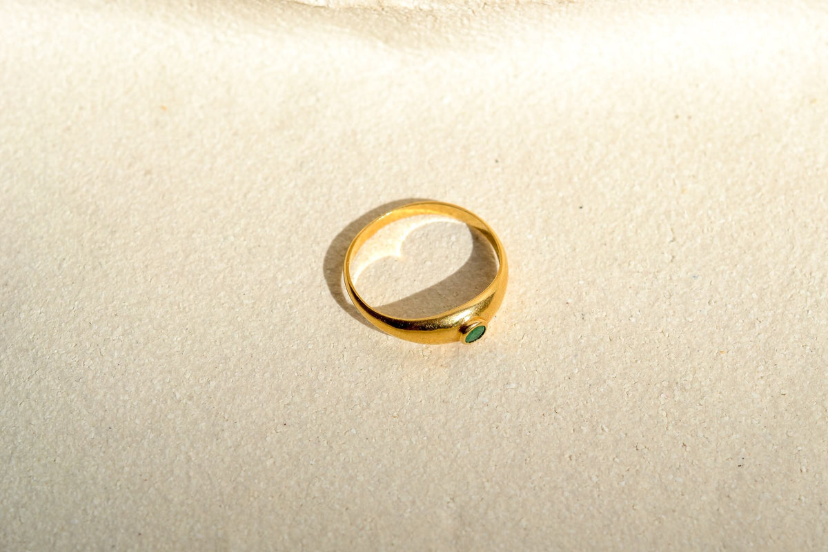 bague-jonc-anglais-en-or-jaune-ornee-d-une-emeraude-bague-vintage
