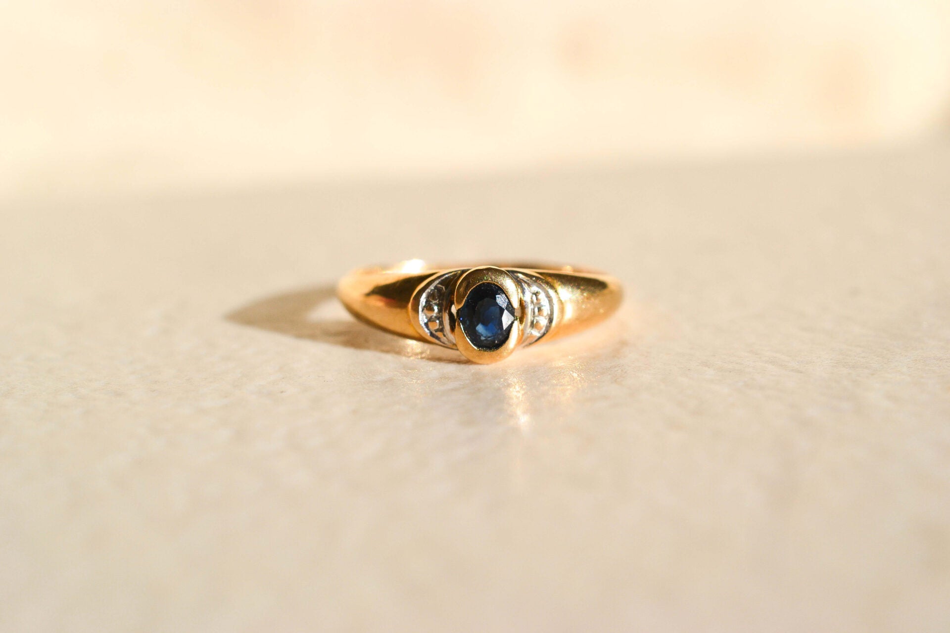 Bague jonc Or jaune Saphir