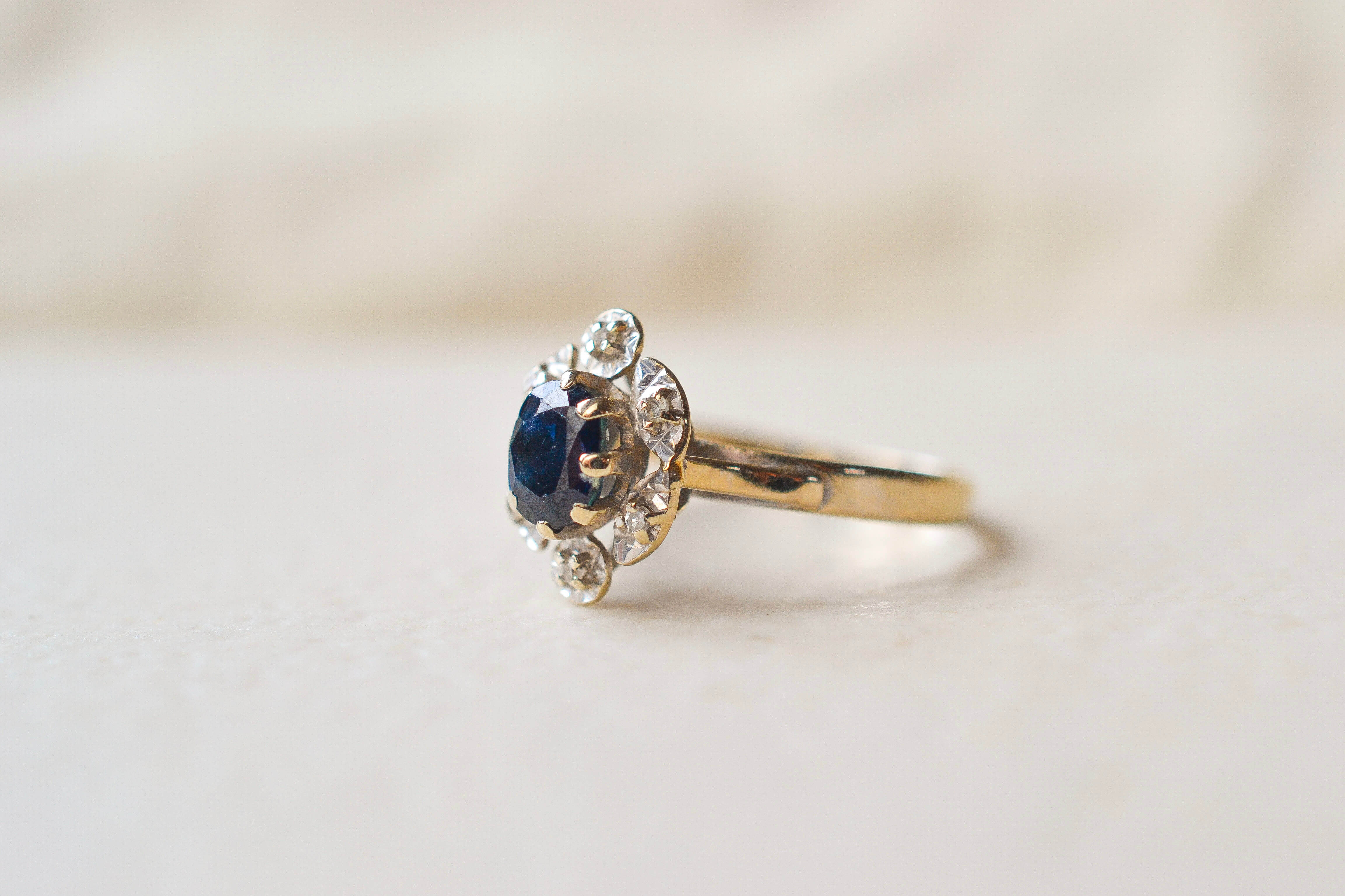 Marguerite Or blanc Saphir et Diamants