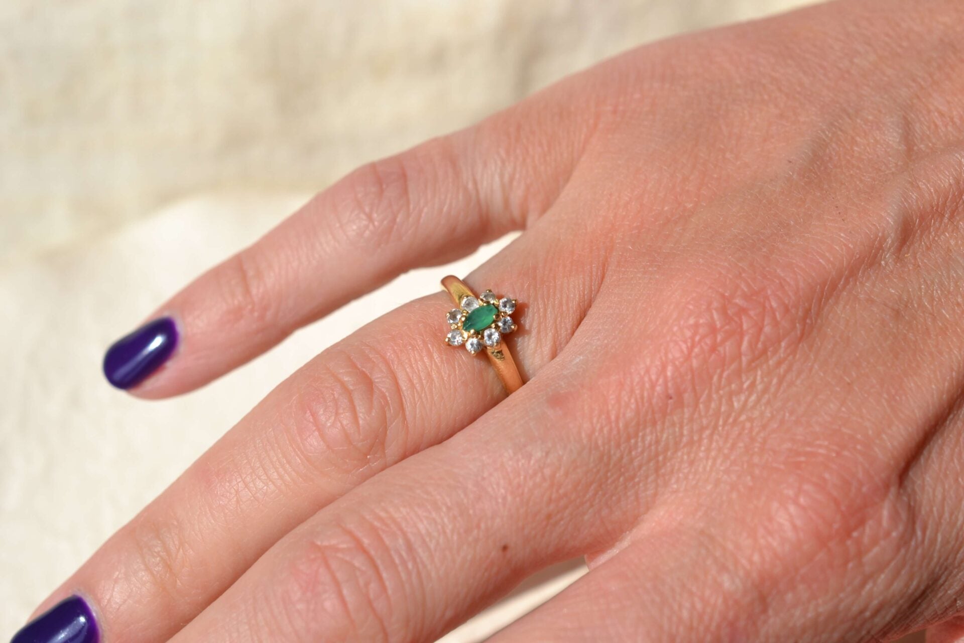 Bague Marguerite Emeraude et Oxydes