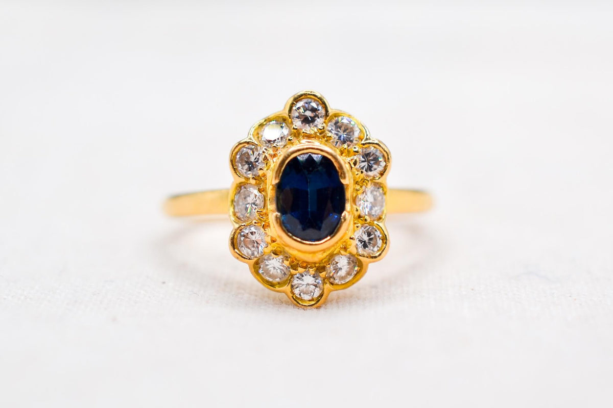 bague-marguerite-en-or-jaune-ornee-d-un-saphir-dans-un-entourage-de-12-diamants-bague-ancienne