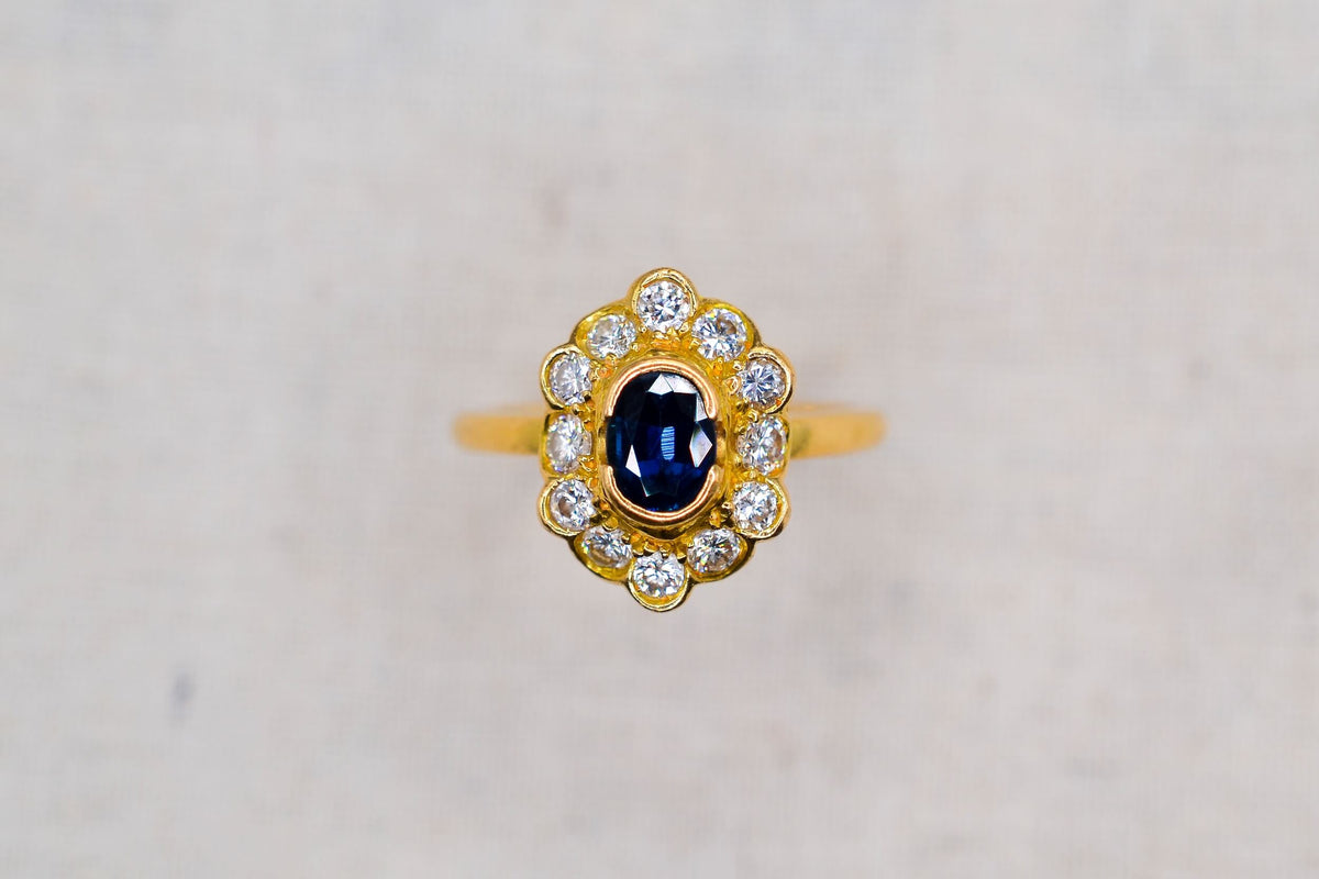 bague-marguerite-en-or-jaune-ornee-d-un-saphir-dans-un-entourage-de-12-diamants-bague-vintage