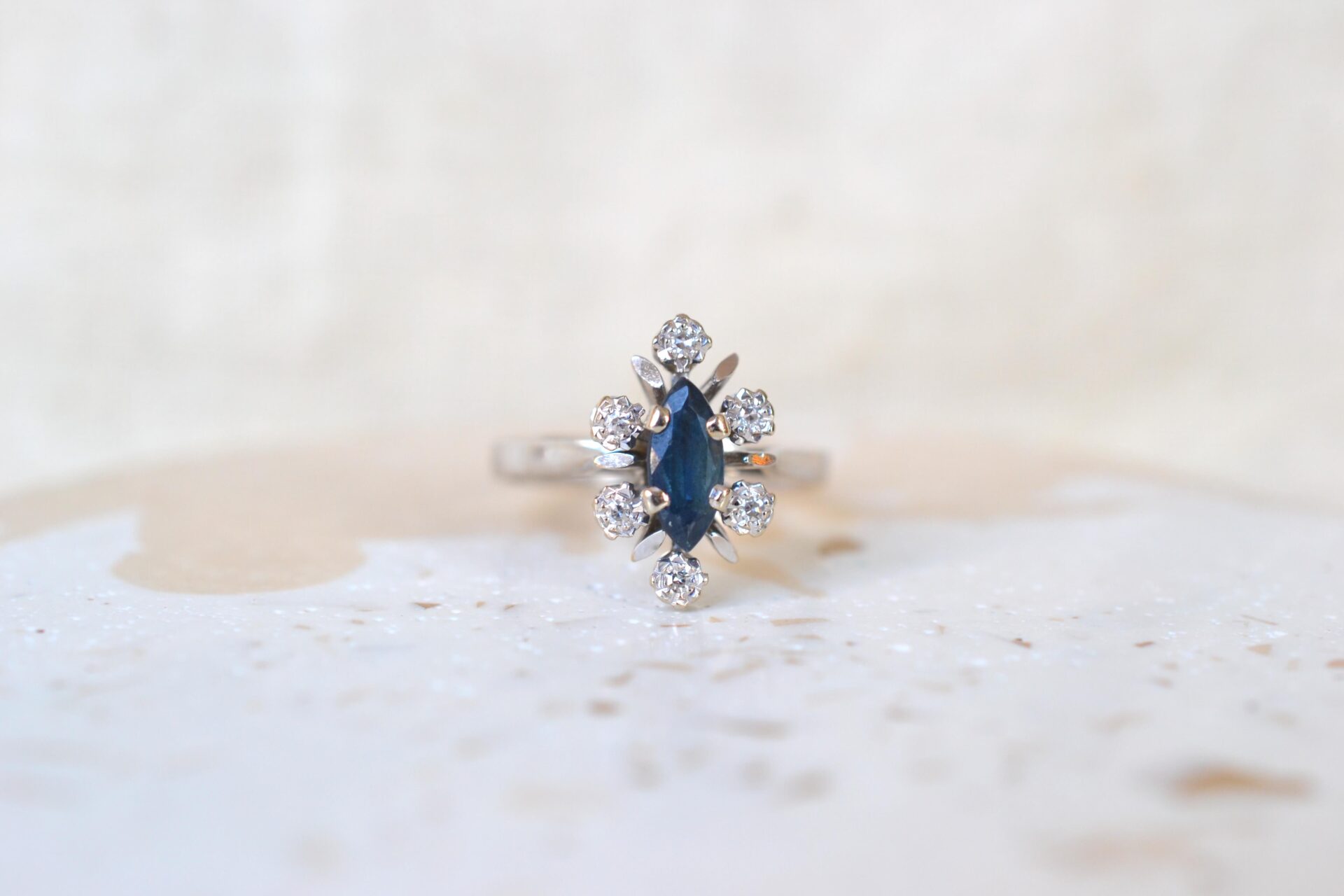 Bague Marguerite Saphir et Moissanites