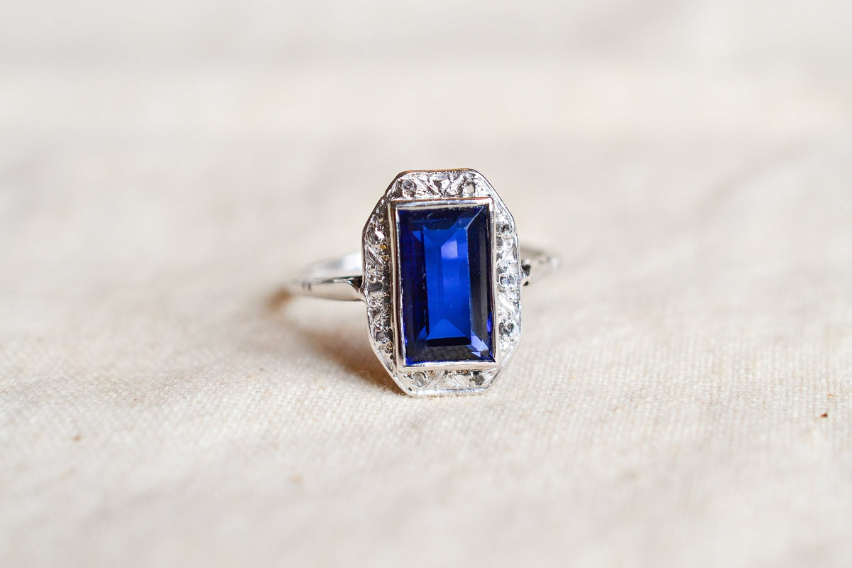 bague-octogonale-art-deco-en-or-blanc-sertie-d-un-saphir-synthetique-verneuil-et-de-diamants-taille-rose-bague-ancienne