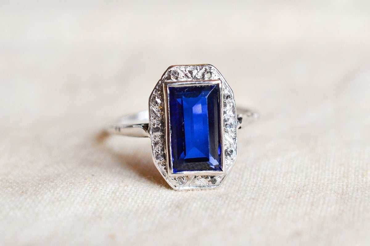 bague-octogonale-art-deco-en-or-blanc-sertie-d-un-saphir-synthetique-verneuil-et-de-diamants-taille-rose-bague-ancienne