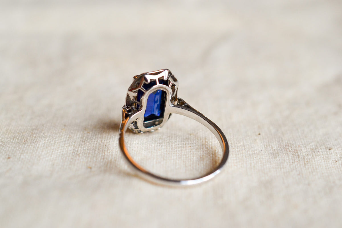 bague-octogonale-art-deco-en-or-blanc-sertie-d-un-saphir-synthetique-verneuil-et-de-diamants-taille-rose-bague-femme