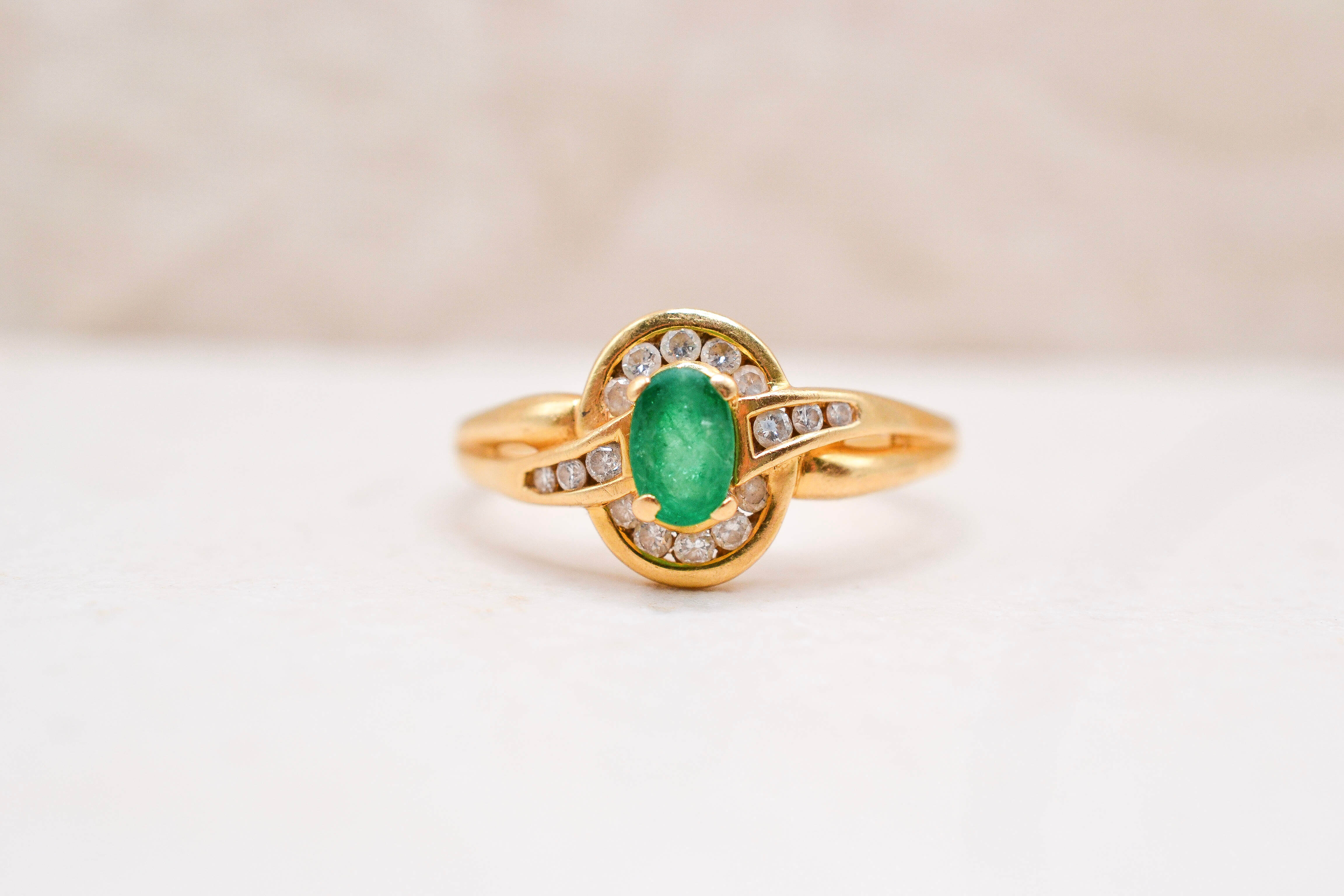 Bague ovale Emeraude et Diamants
