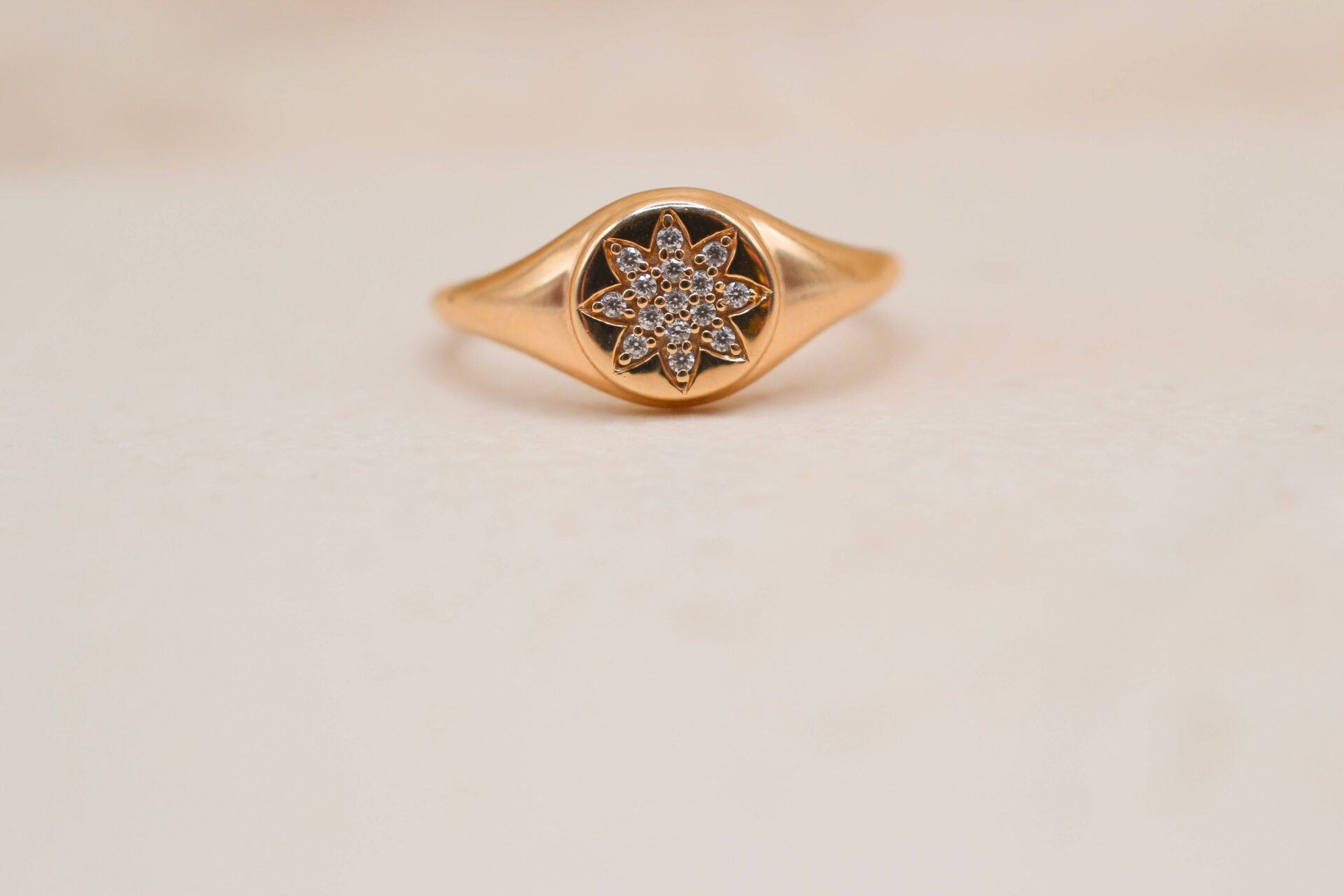Bague ronde étoilée