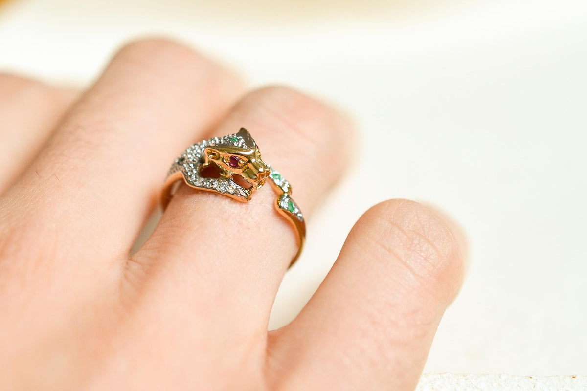 bague-panthere-en-or-jaune-et-or-blanc-18-carats-sertie-de-rubis-emeraudes-et-diamants-bague-originale