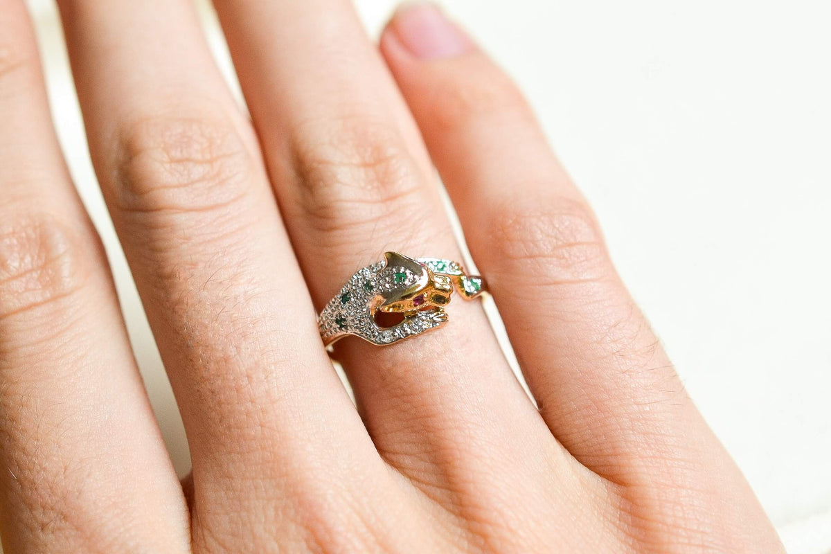 bague-panthere-en-or-jaune-et-or-blanc-18-carats-sertie-de-rubis-emeraudes-et-diamants-bague-unique