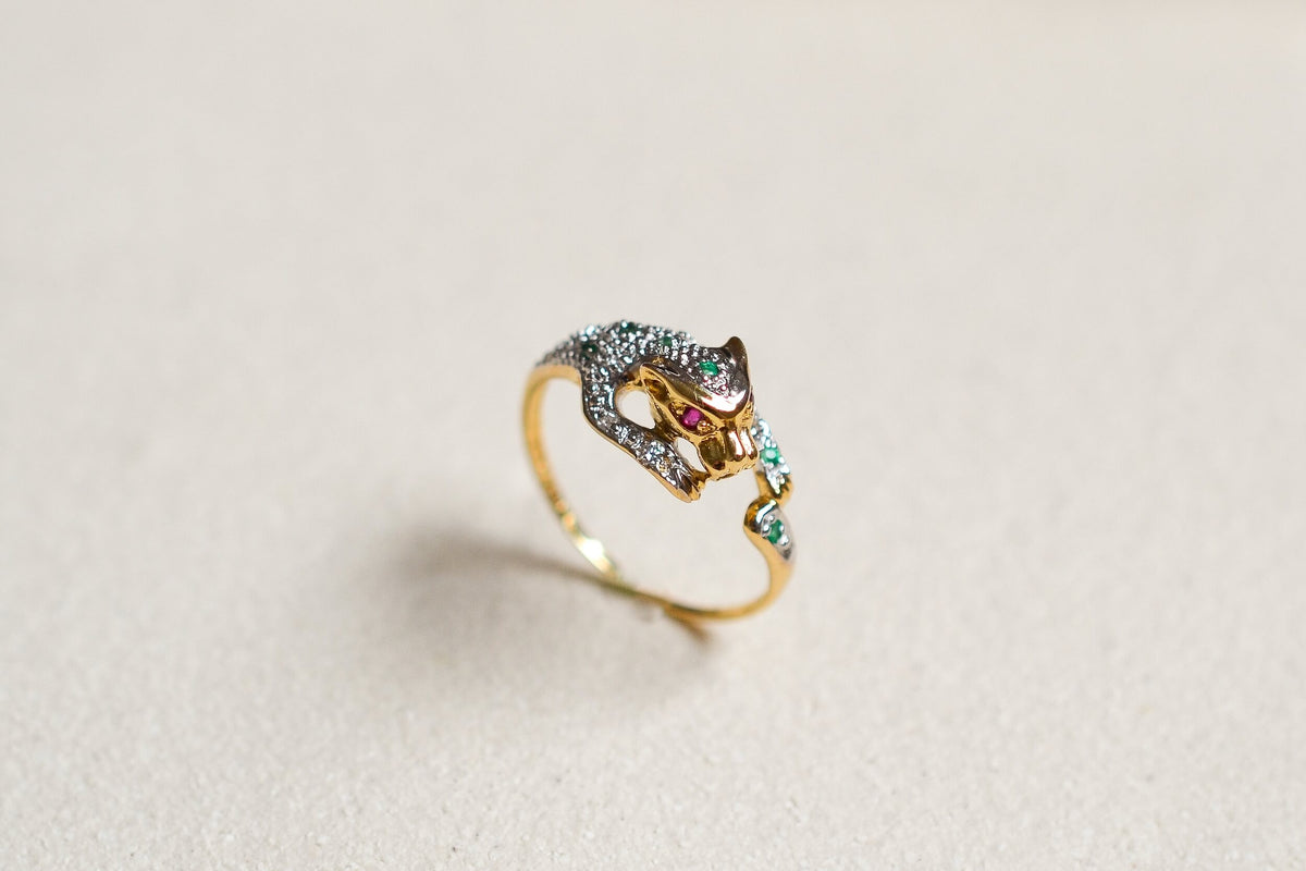 bague-panthere-en-or-jaune-et-or-blanc-18-carats-sertie-de-rubis-emeraudes-et-diamants-bague-vintage