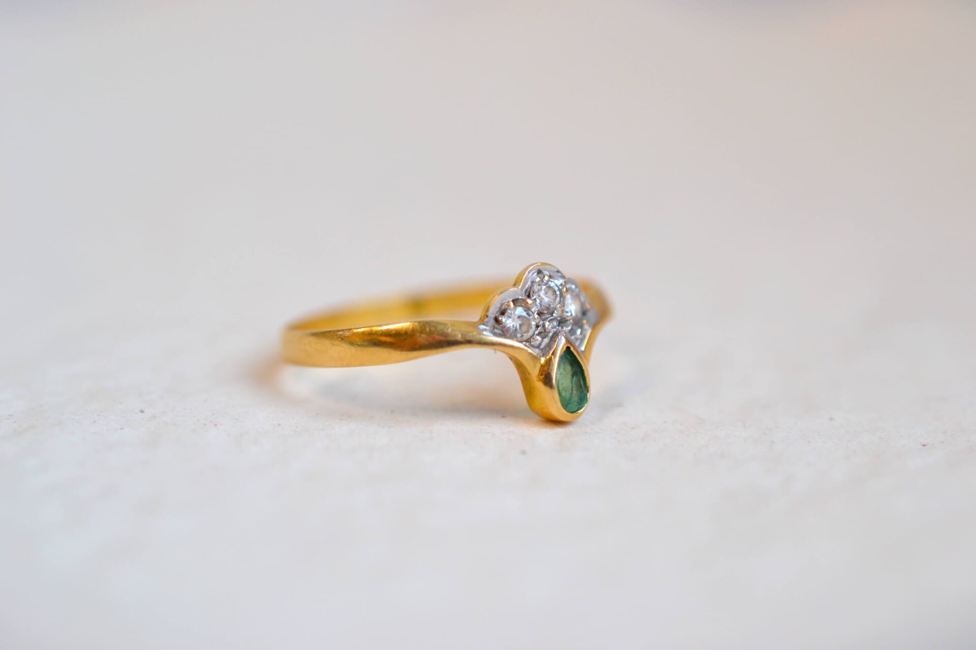 Bague forme paon Émeraude