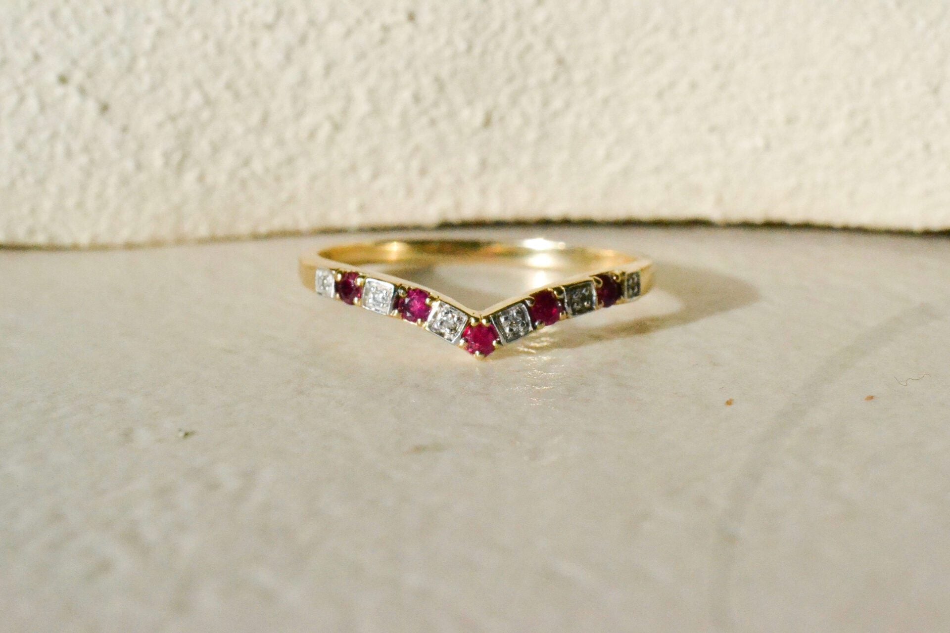 Bague "V" Pierres rouges et blanches
