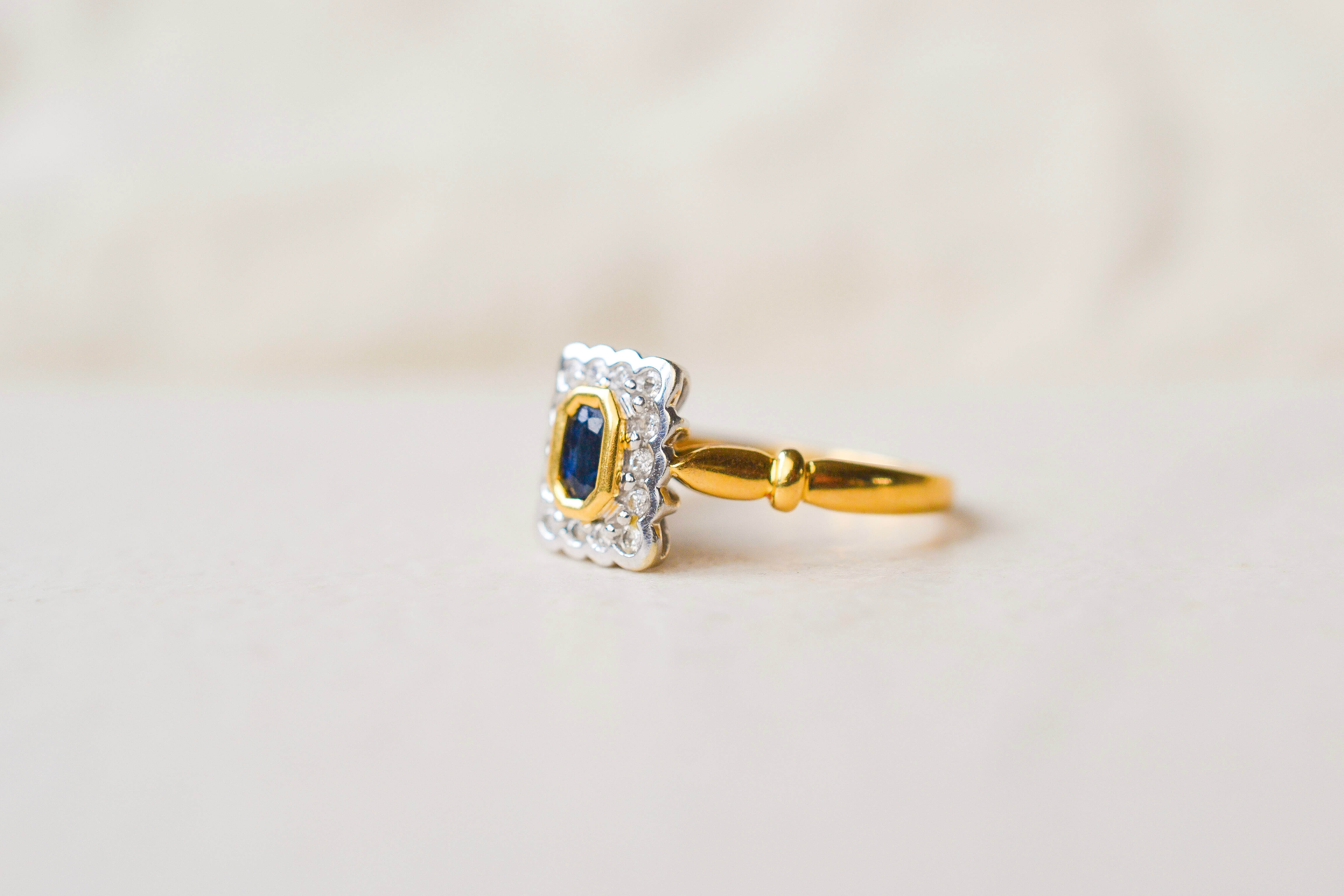 Marguerite rectangulaire festonnée Saphir et Diamants