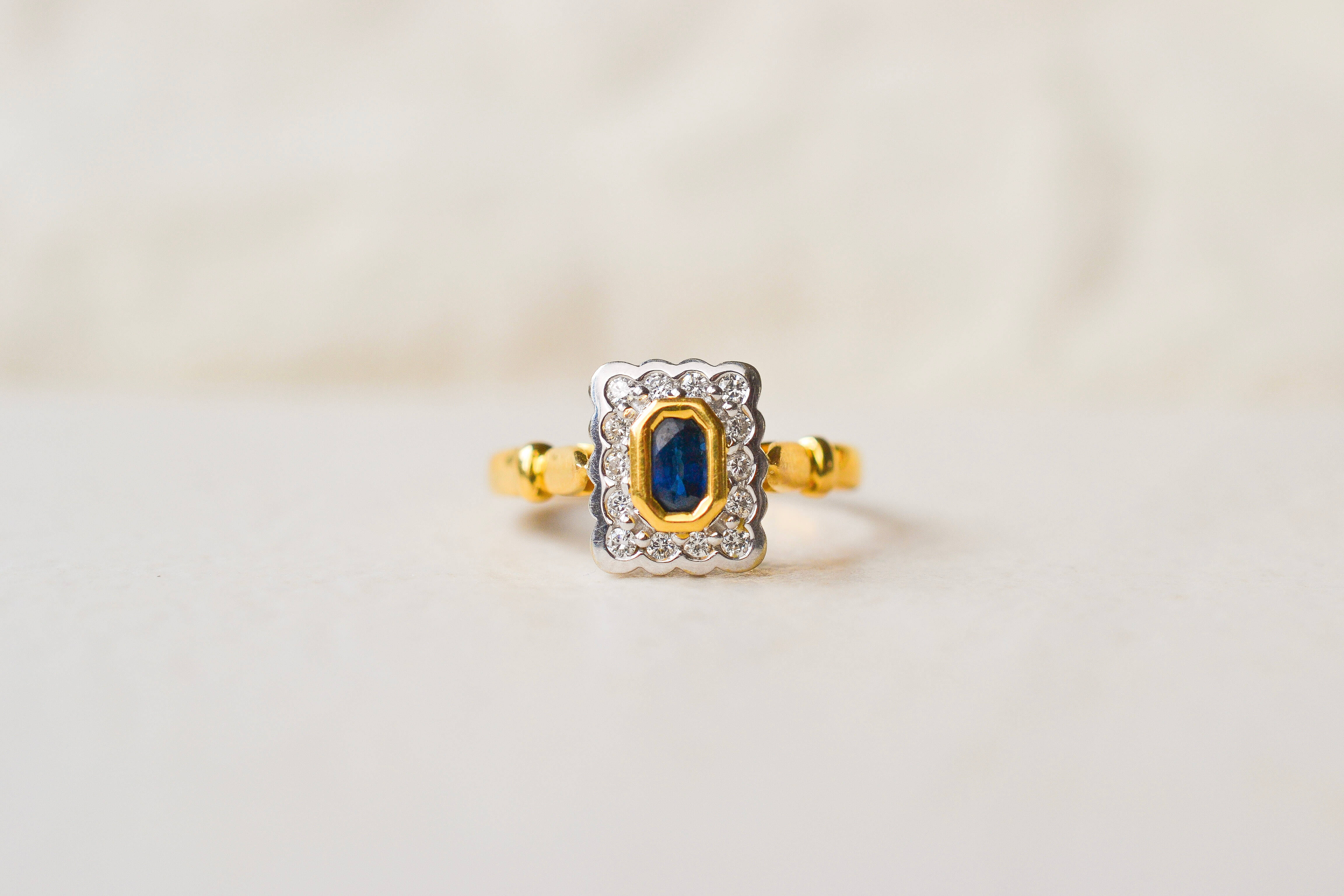 Marguerite rectangulaire festonnée Saphir et Diamants