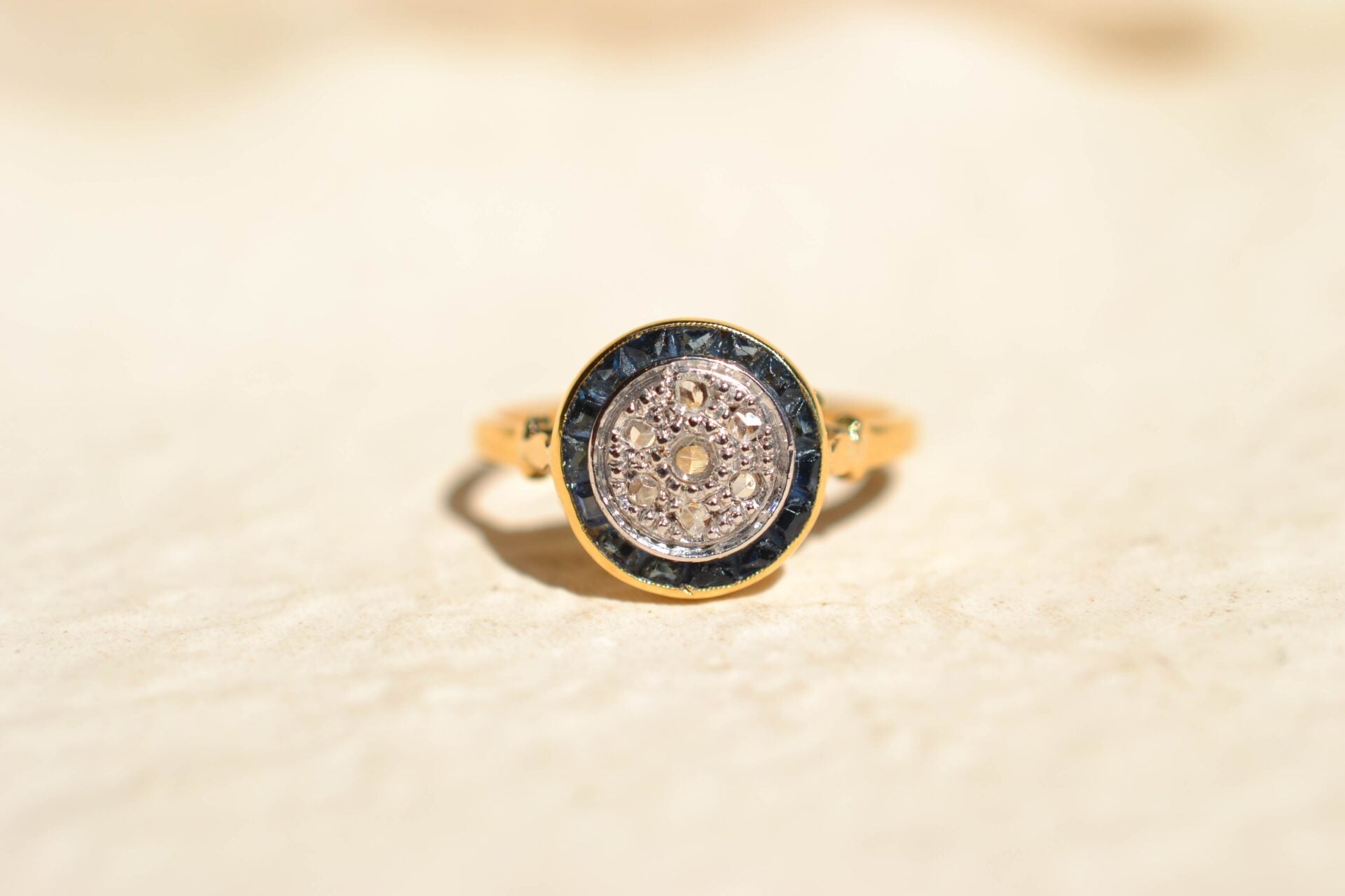 Bague ronde Art Déco Saphirs de synthèse Diamants