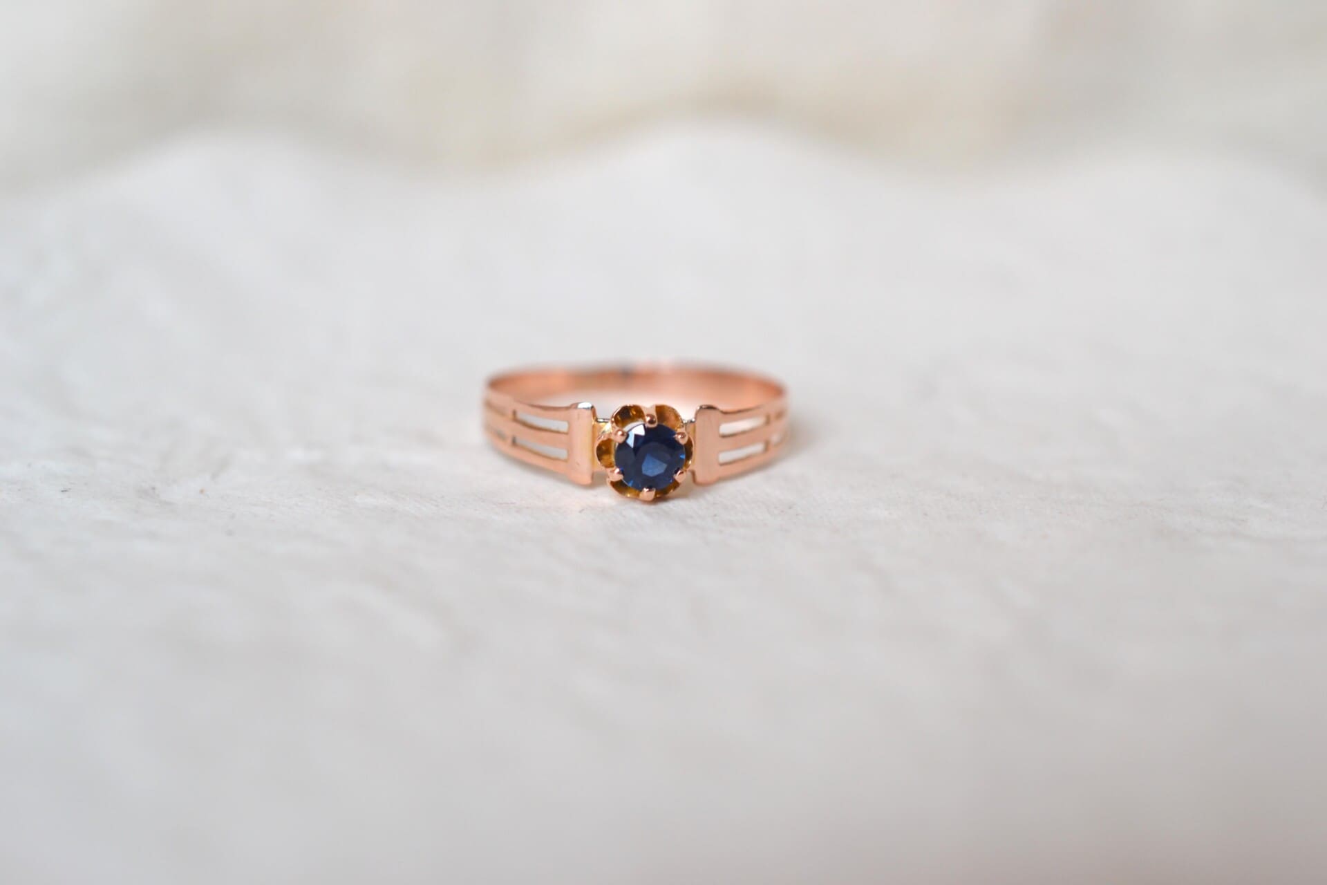 Bague Saphir anneau rainuré et ajouré