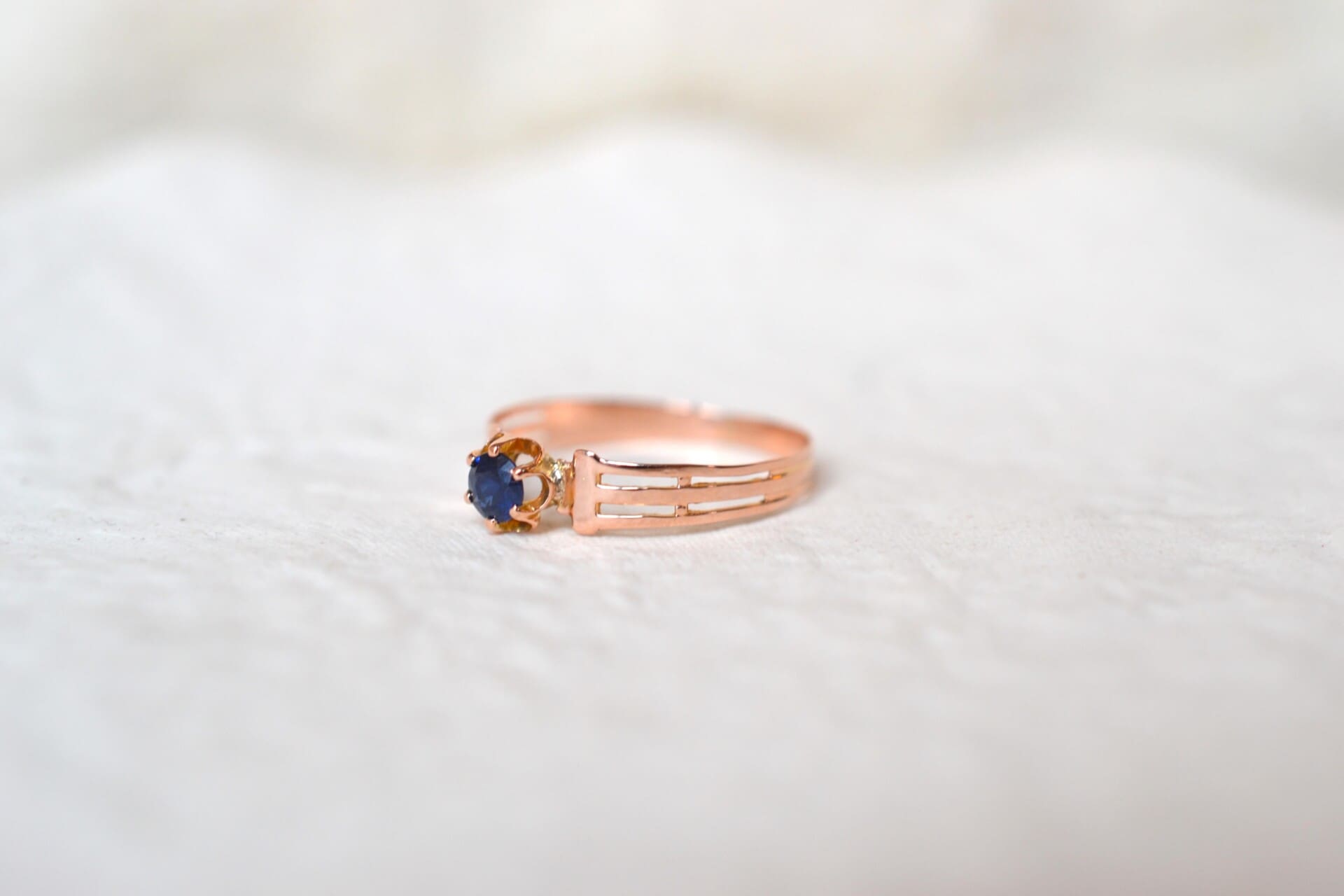 Bague Saphir anneau rainuré et ajouré