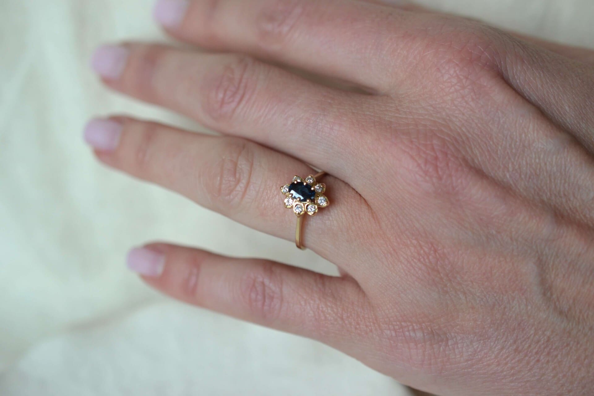 Bague Marguerite Saphir entourage Oxydes