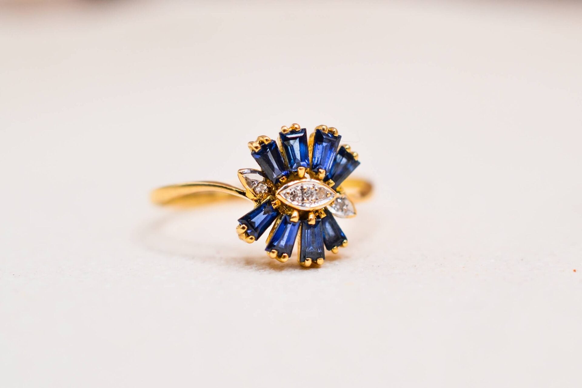 Bague Or jaune Saphirs trapèze et Diamants