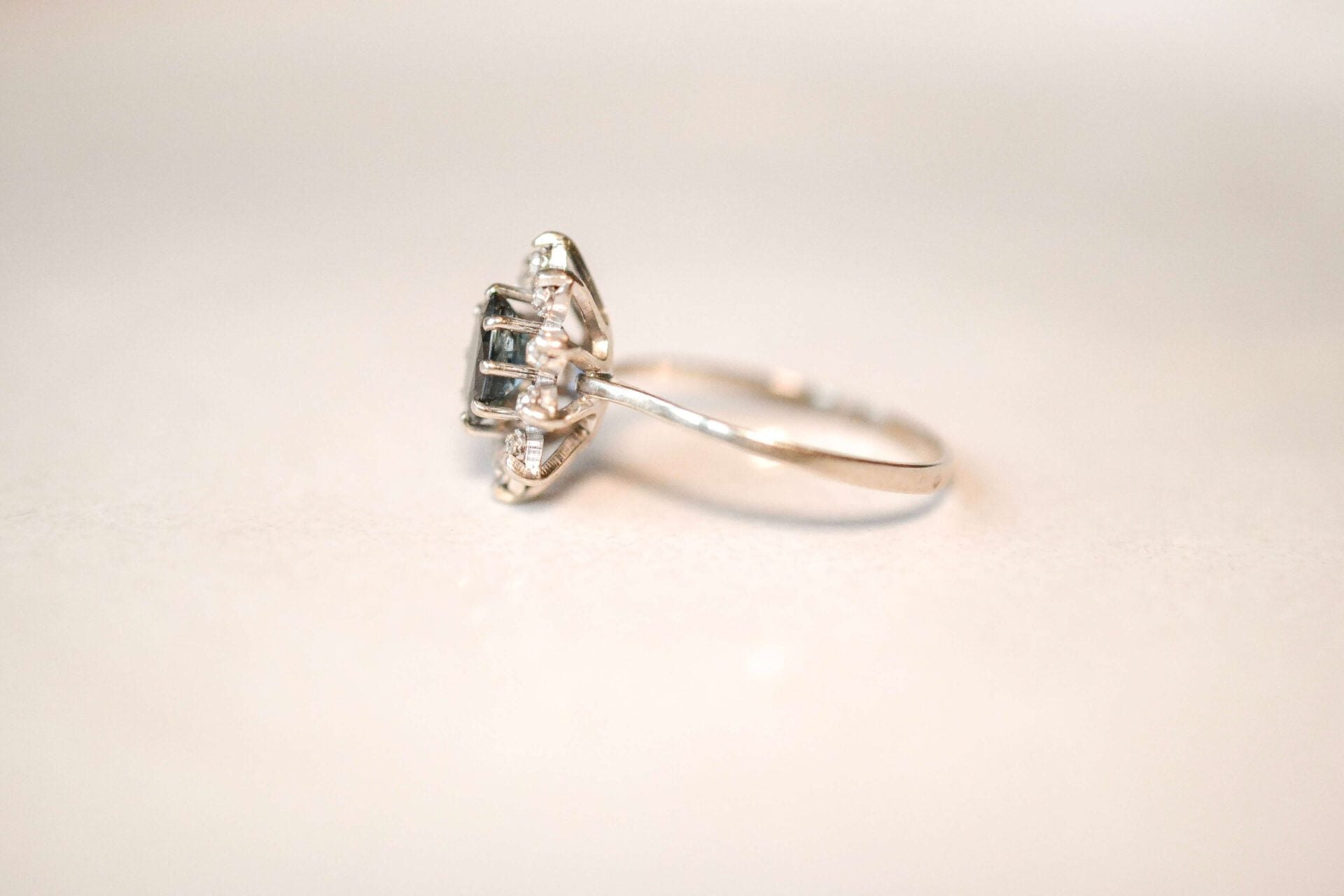 Bague Marguerite Or blanc Saphir Diamants