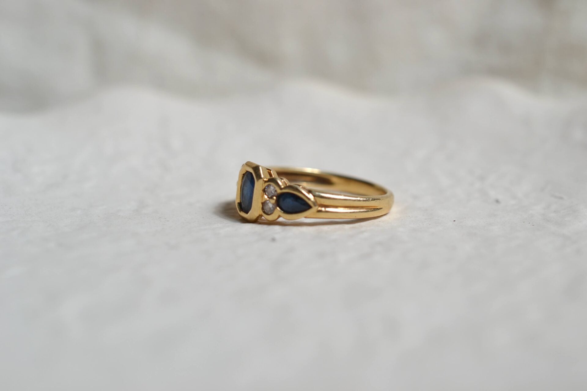 Bague style jarretière Saphir rectangulaire Diamants