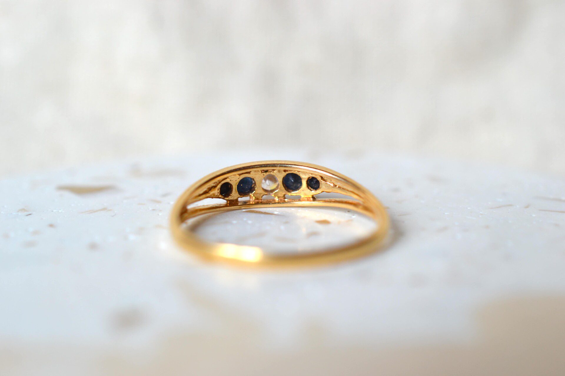 Bague ajourée Saphirs et Oxydes