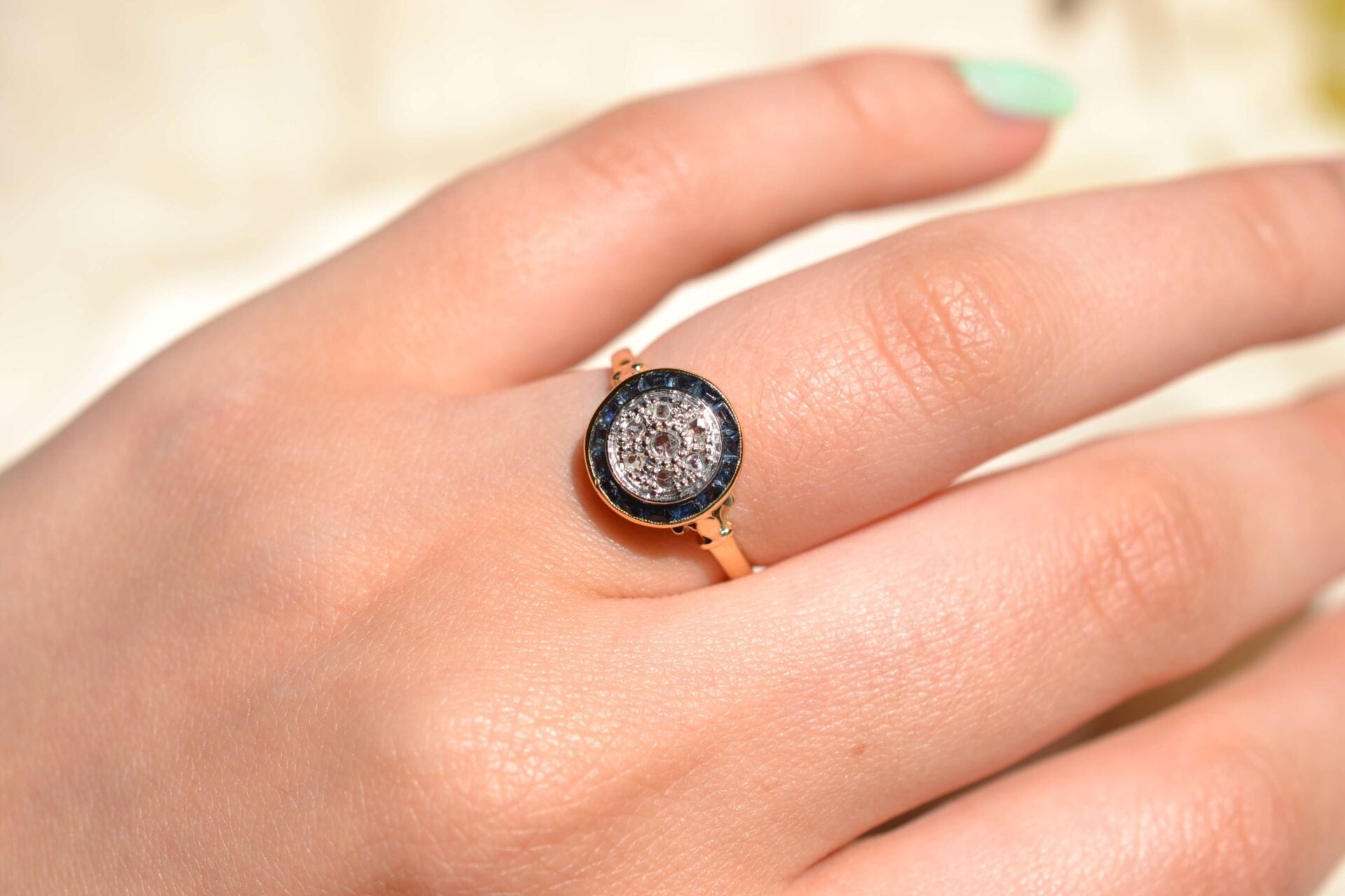 Bague ronde Art Déco Saphirs de synthèse Diamants