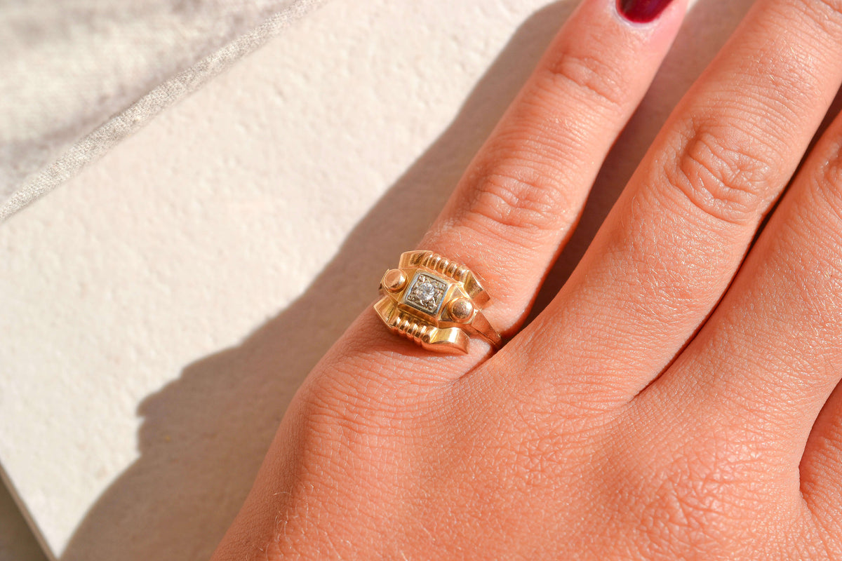 bague-tank-ornee-d-un-diamant-central-bague-de-seconde-main