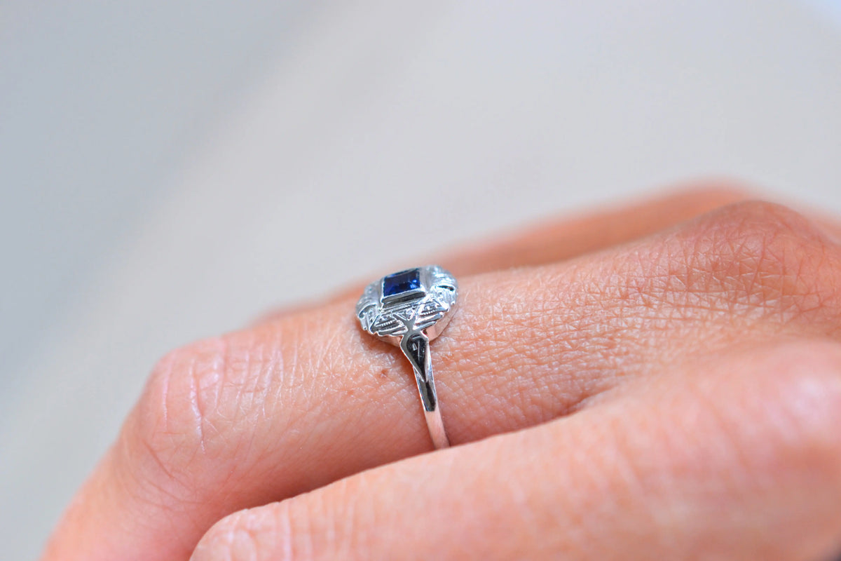 Bague Art Deco Saphir Or blanc