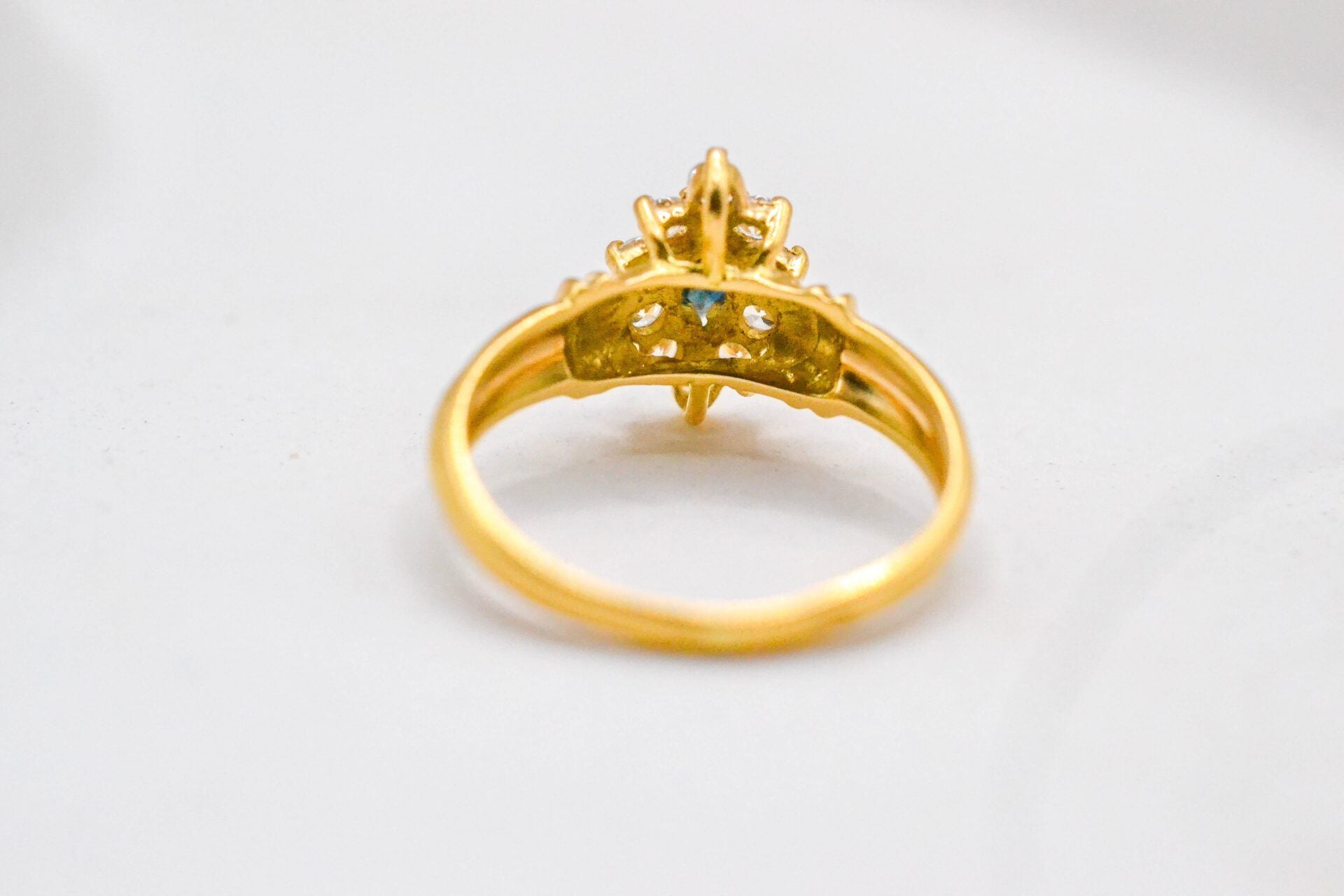 Bague Pompadour Saphir et Oxydes